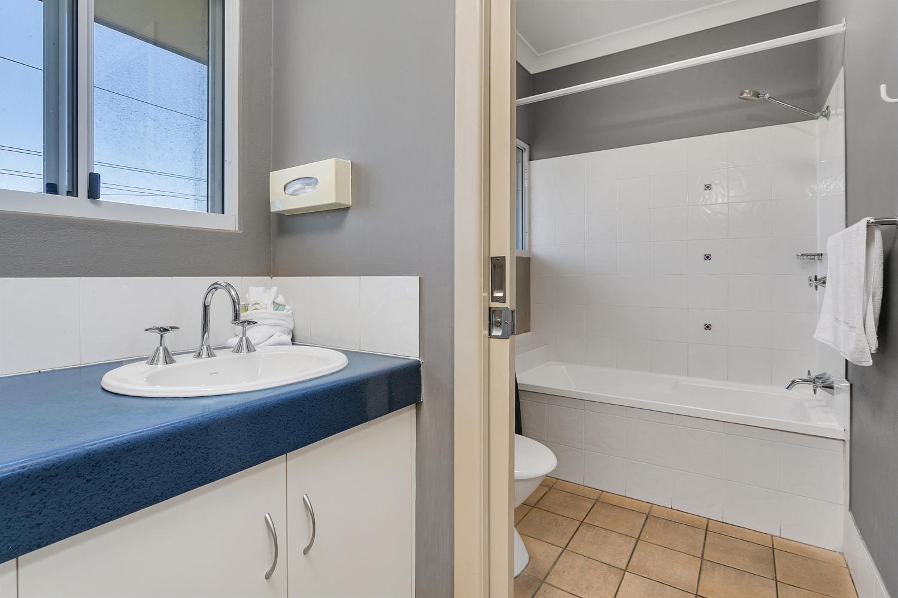 Cairns Reef Apartments & Motel