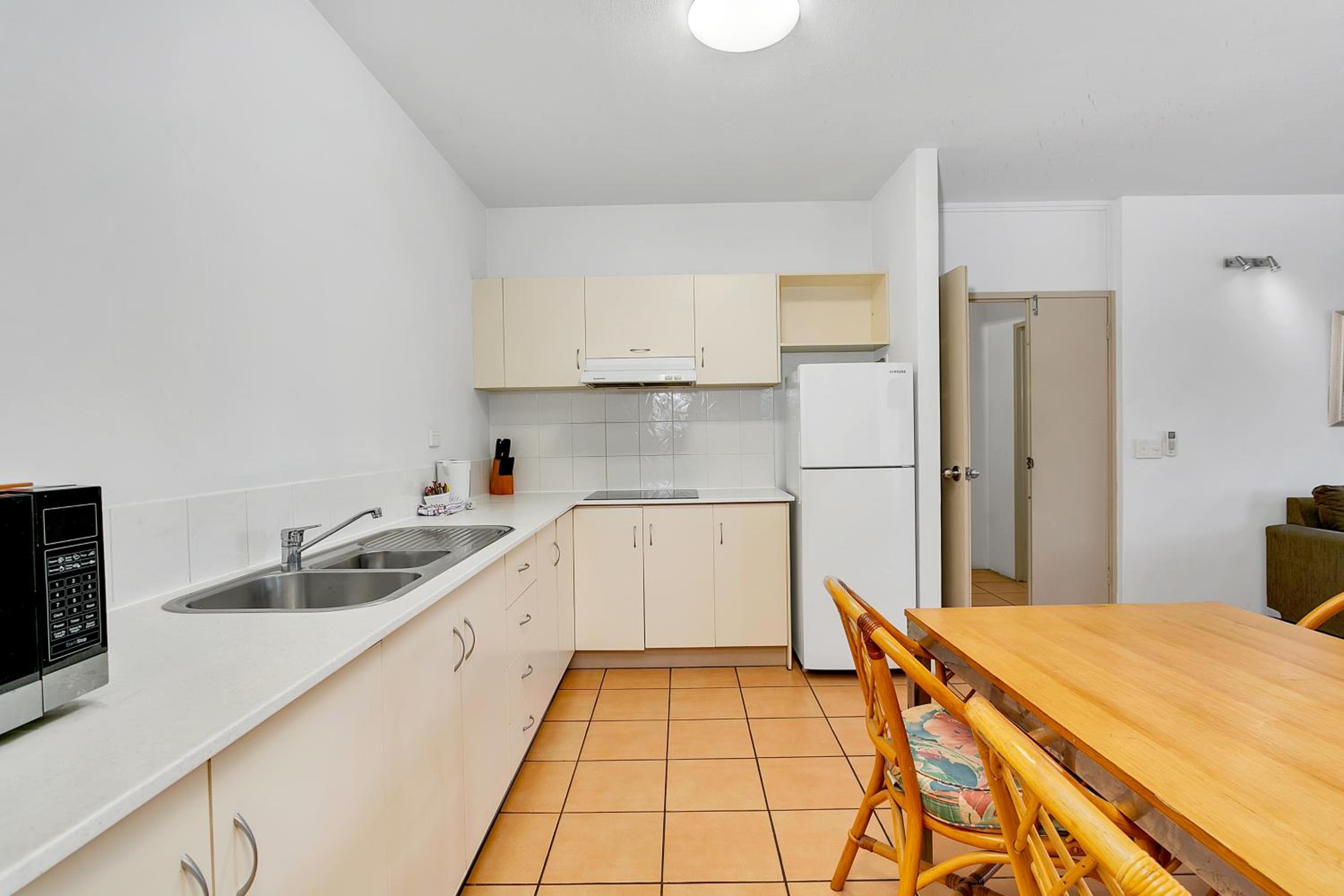 Cairns Reef Apartments & Motel