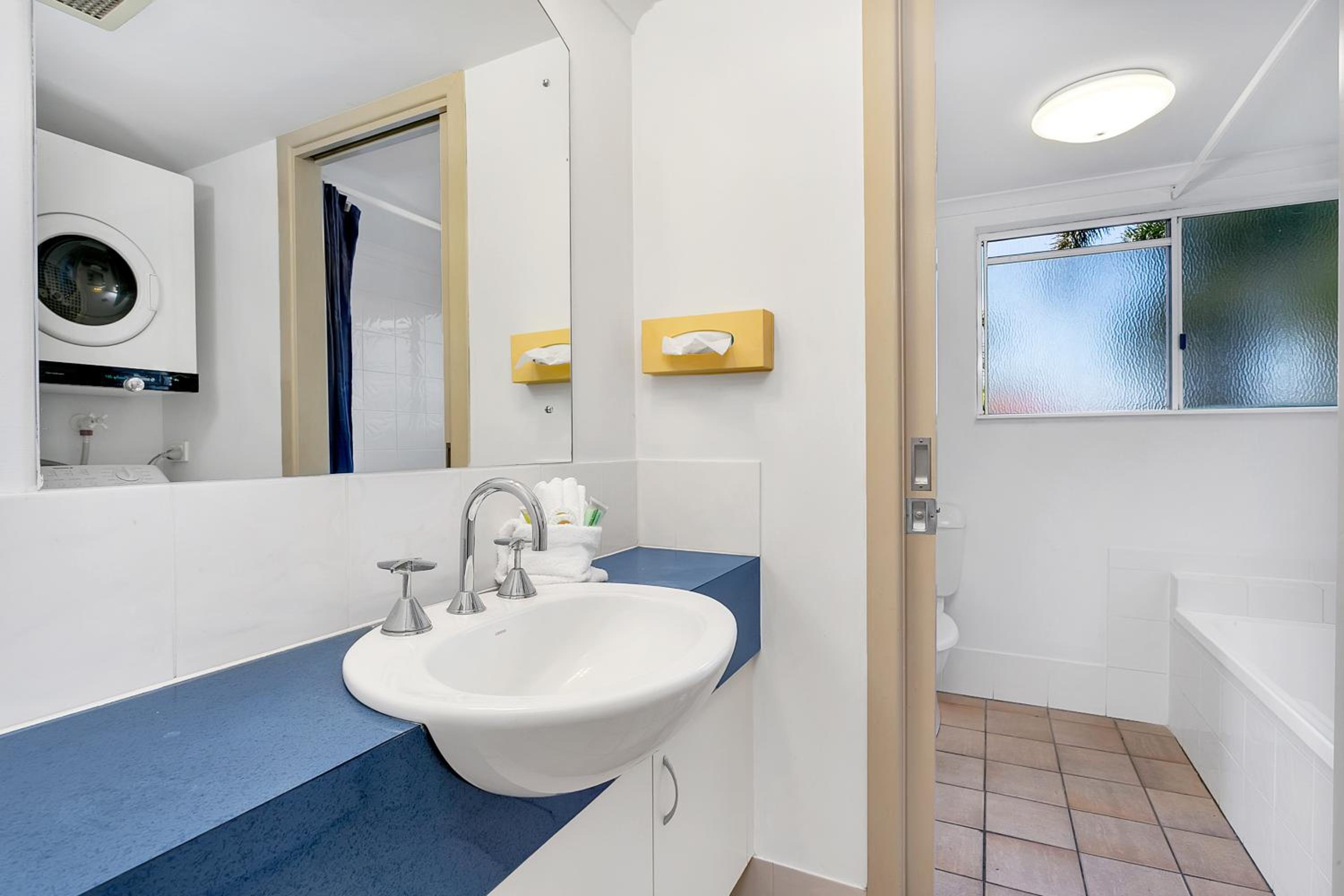 Cairns Reef Apartments & Motel