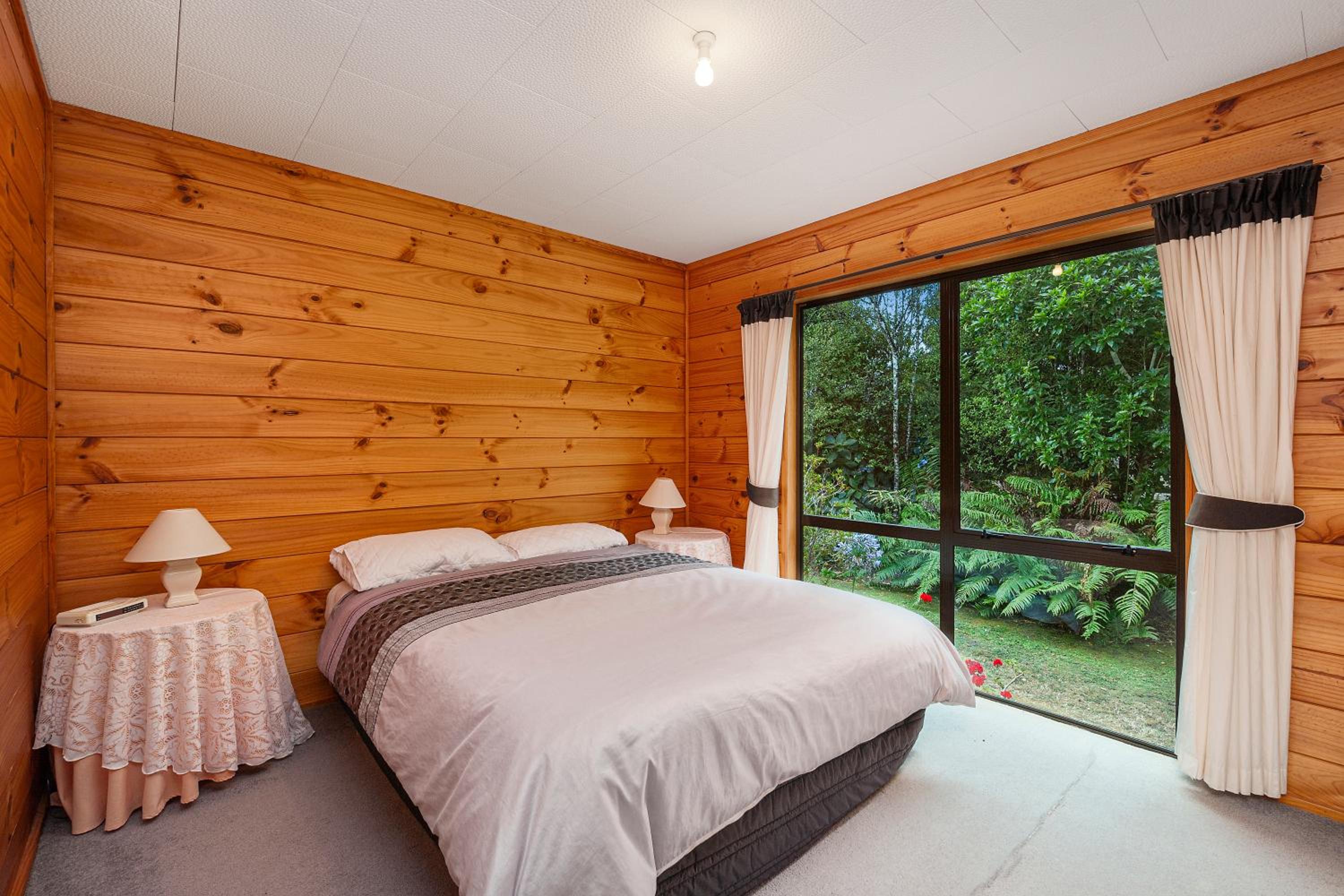 Puka Lodge Rear dwelling - Pukawa Bay Home
