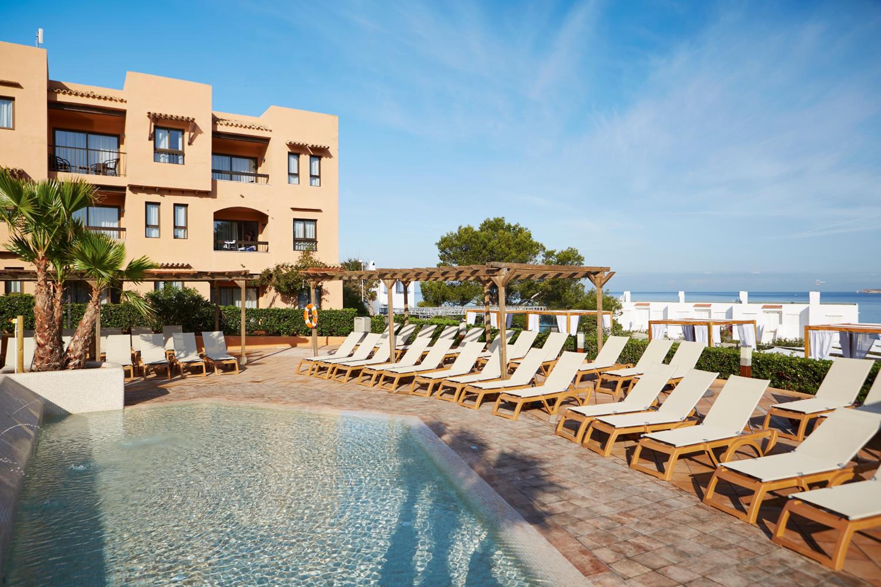 Insotel Club Tarida Playa en Cala Tarida — recepcion & lobby