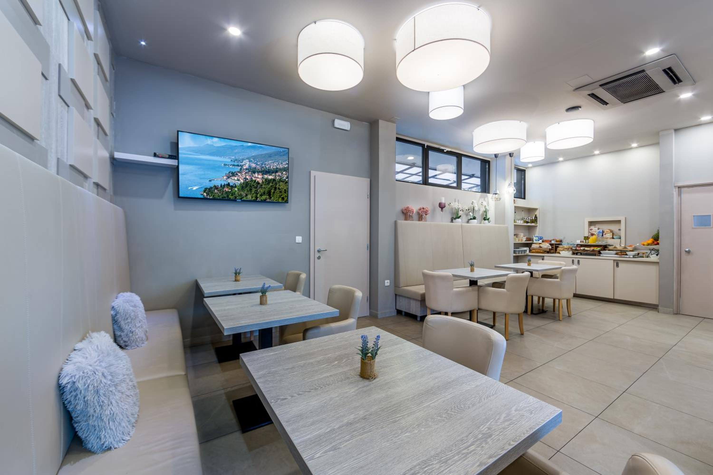 Apartments & Rooms Preelook