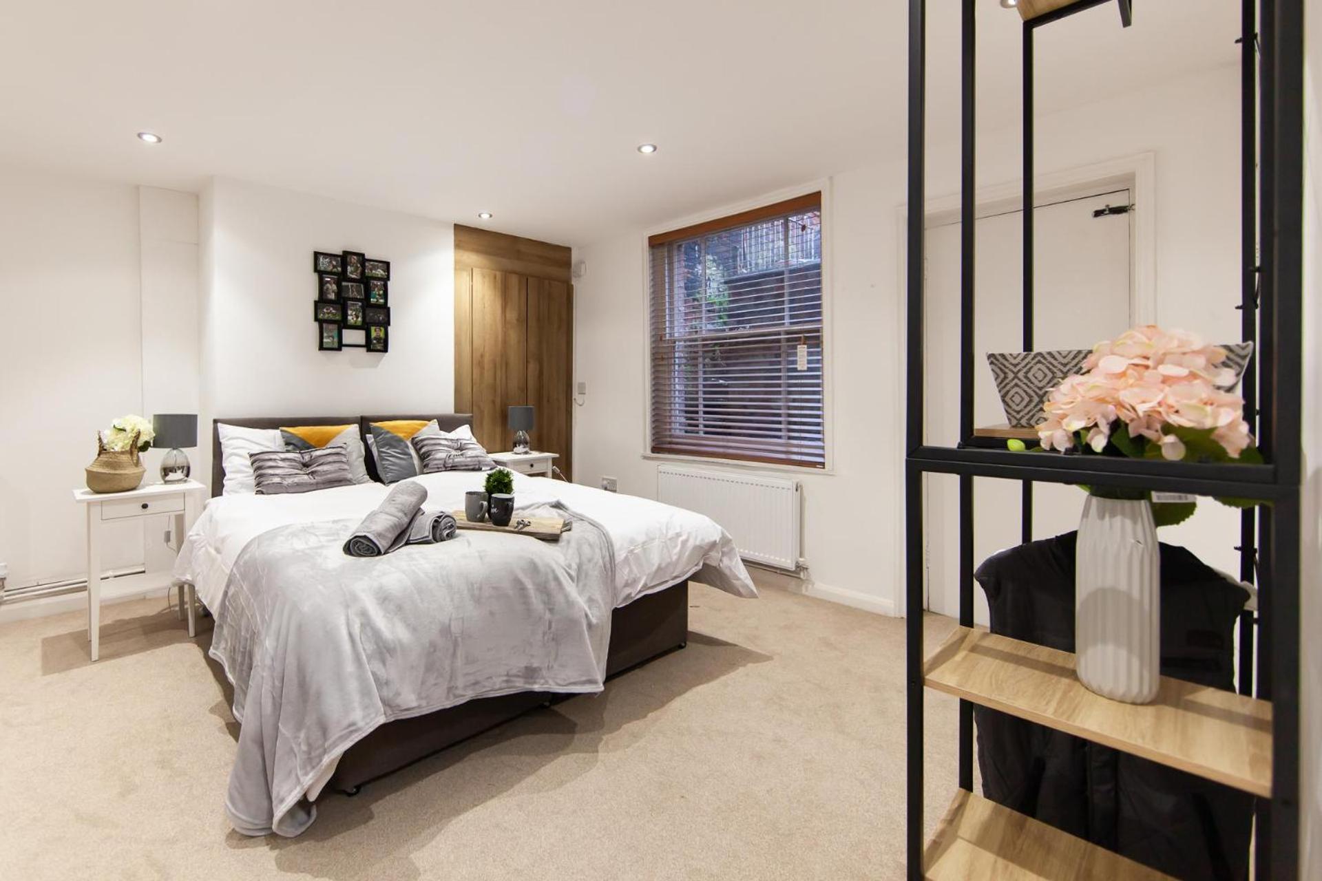 Large House - Contractors & Families & Private Parking view 2