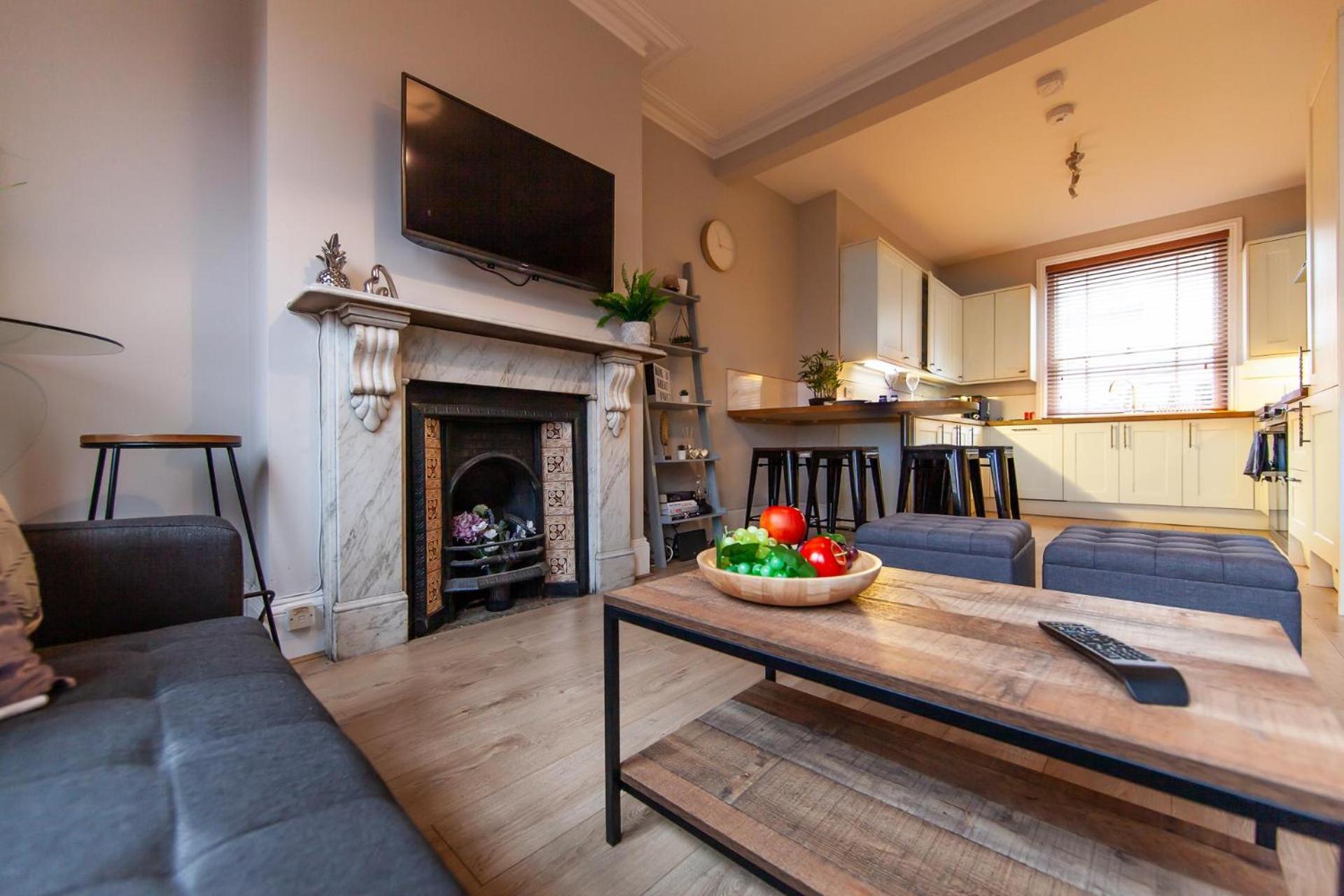 Large House - Contractors & Families & Private Parking view 4