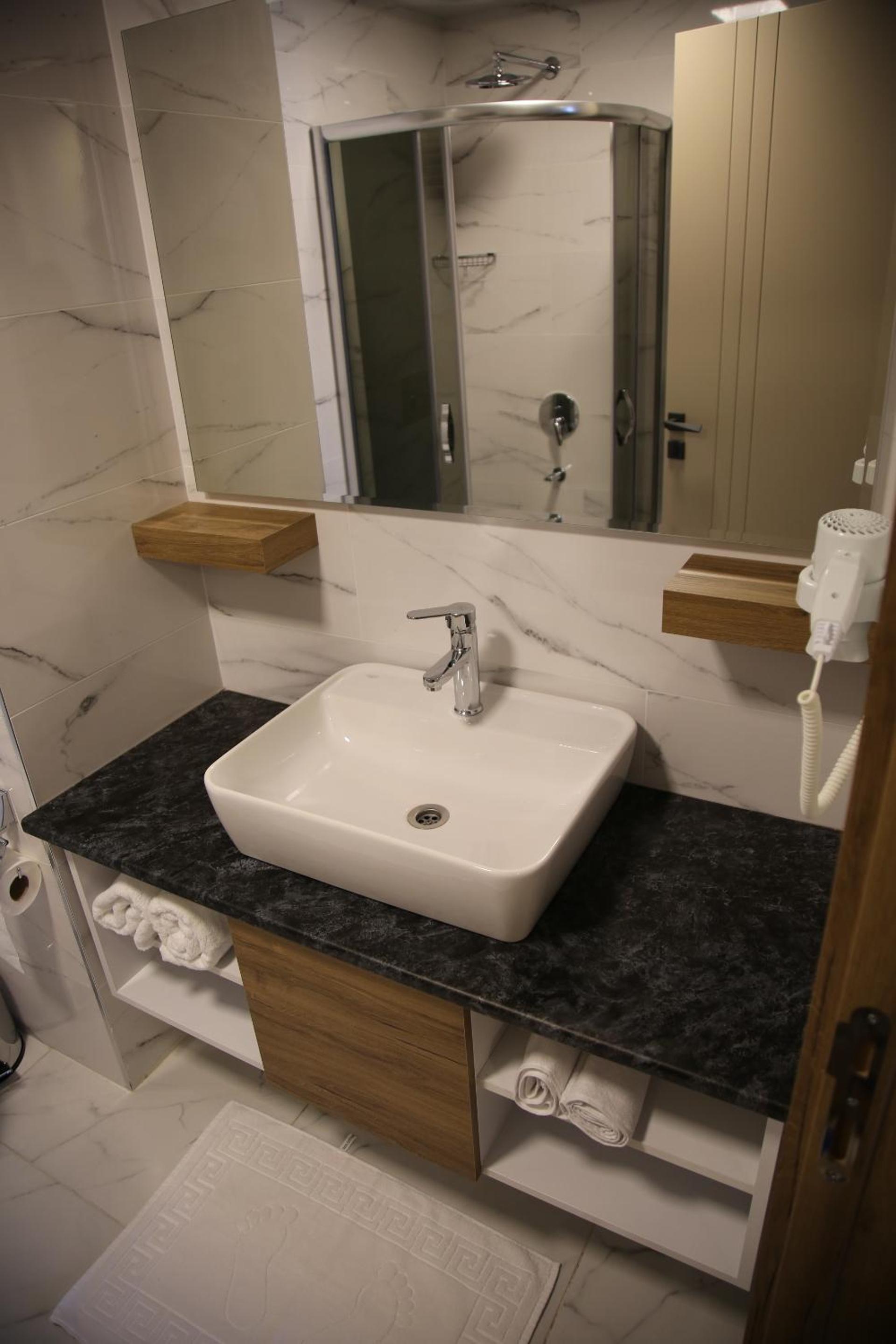 Golden World Suite Hotel - Image 40