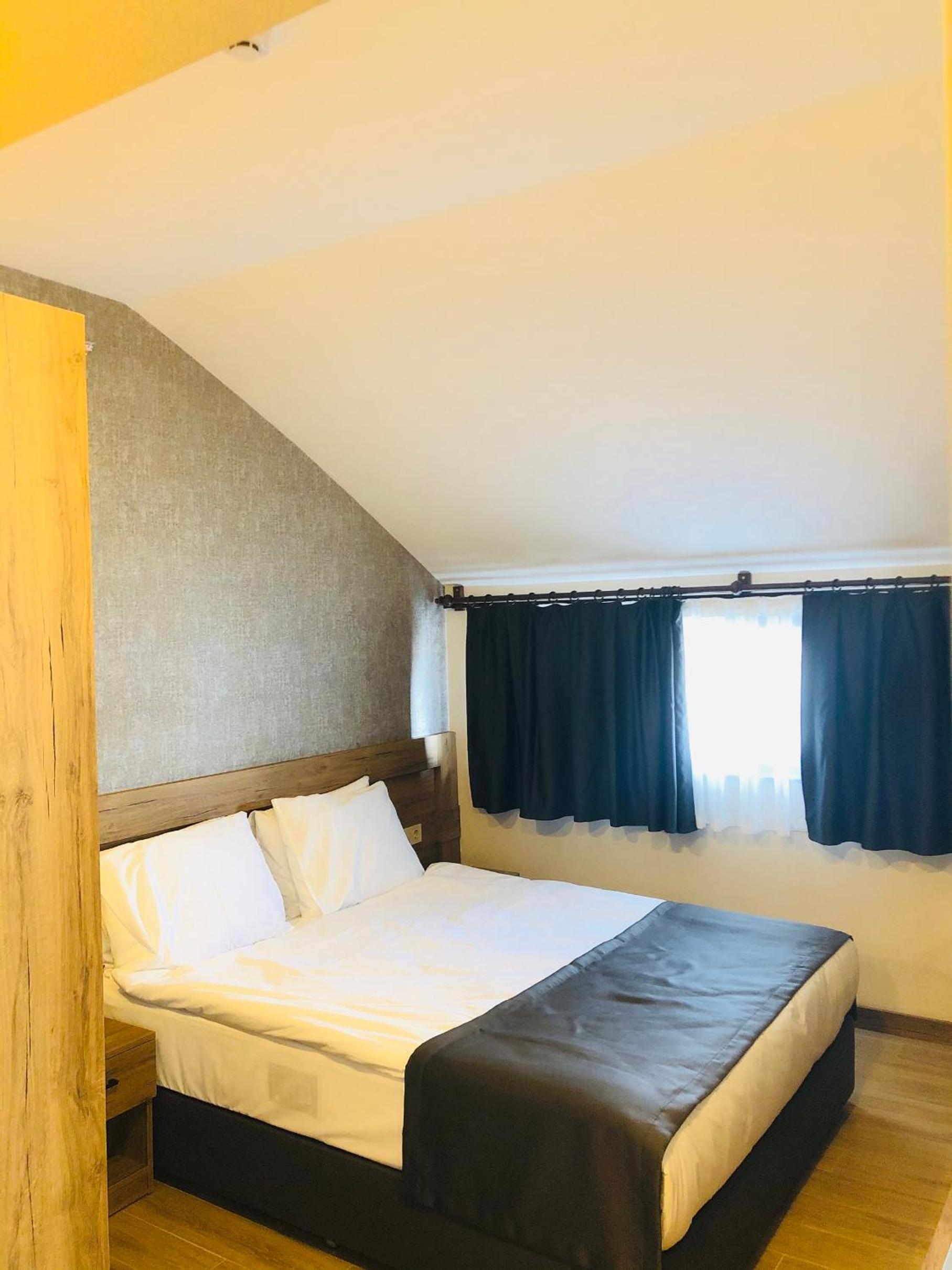 Golden World Suite Hotel - Image 35