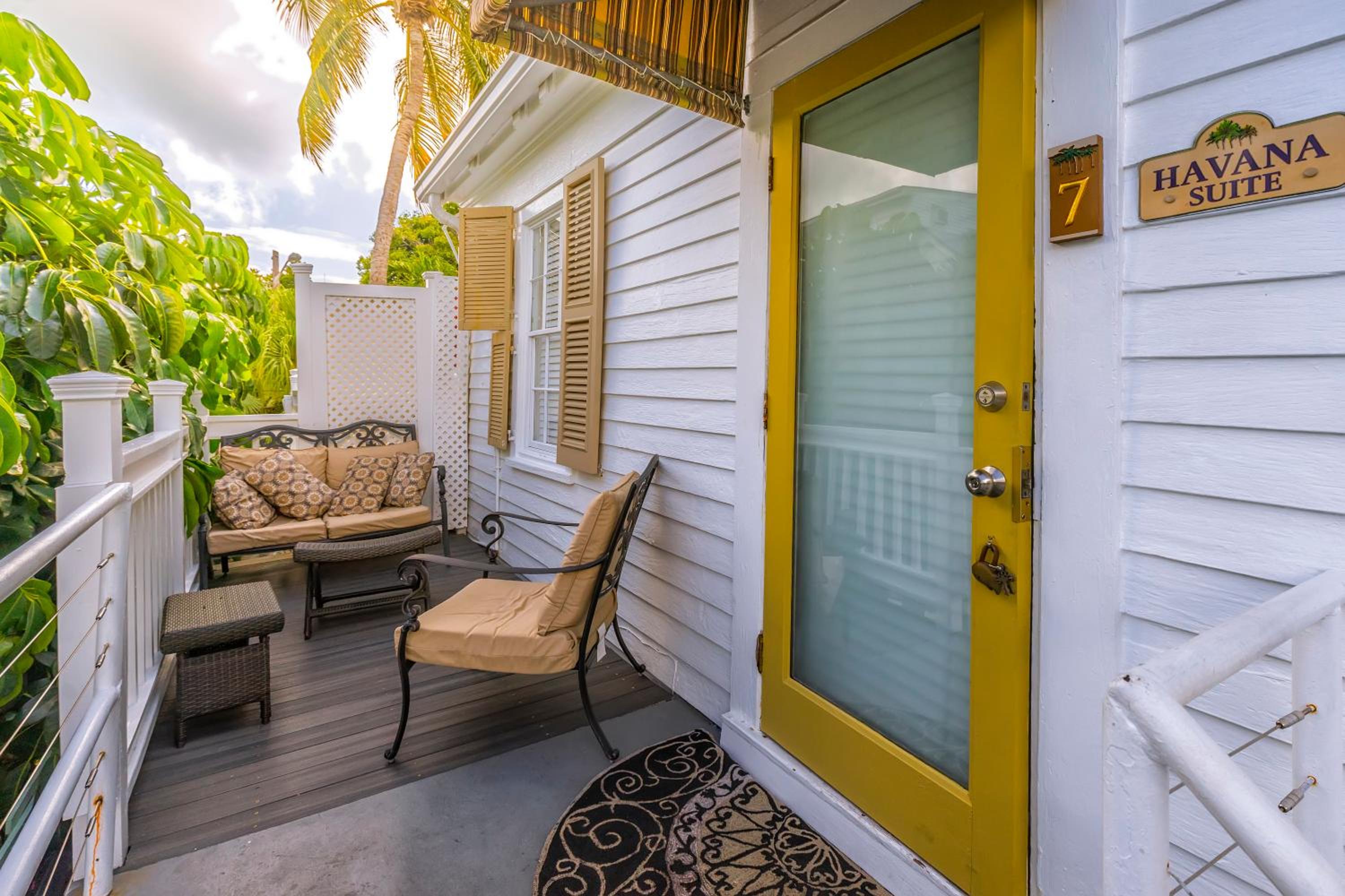 Seascape Tropical Inn