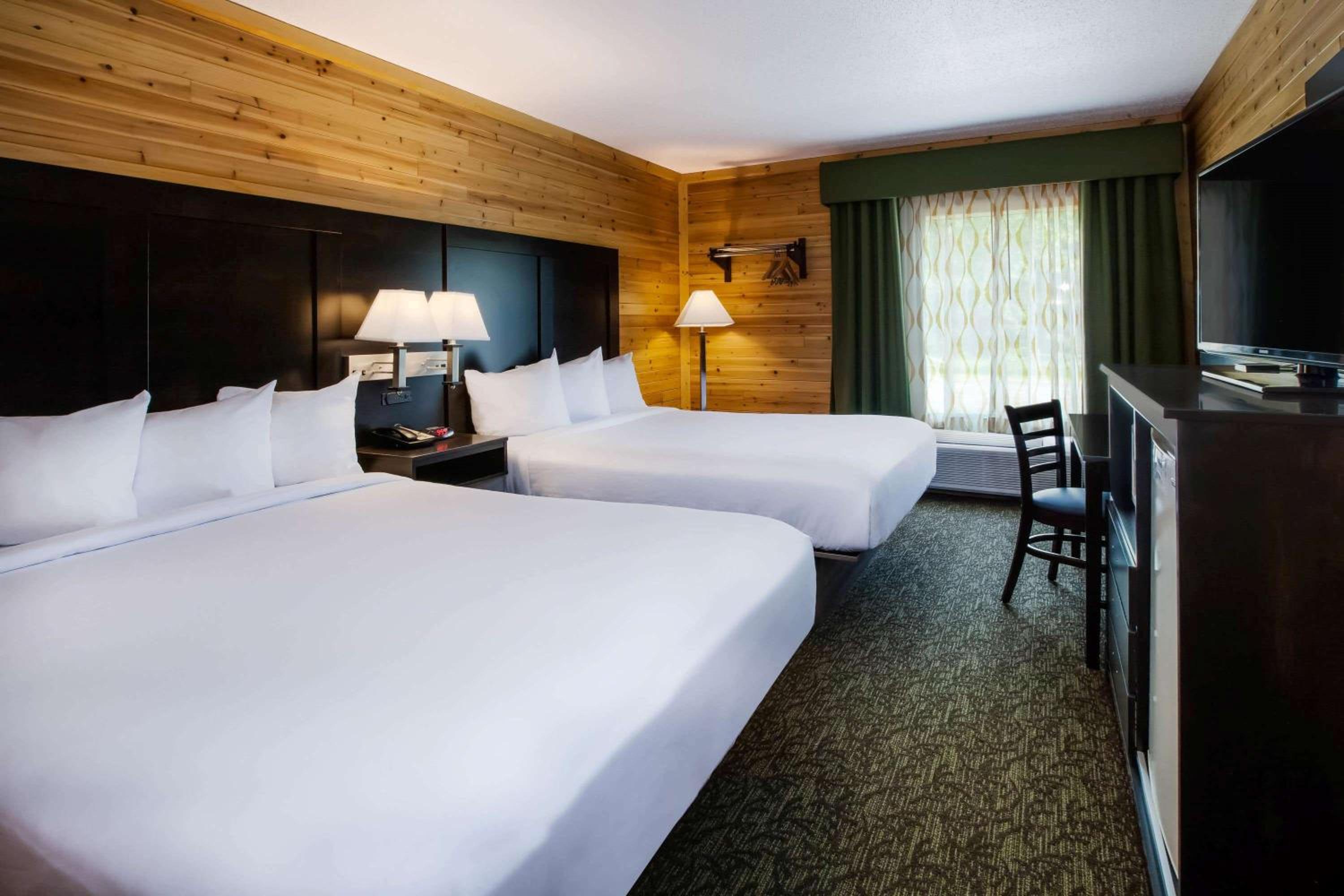 Cadillac Vacations - Days Inn by Wyndham Cadillac - Property Image 1