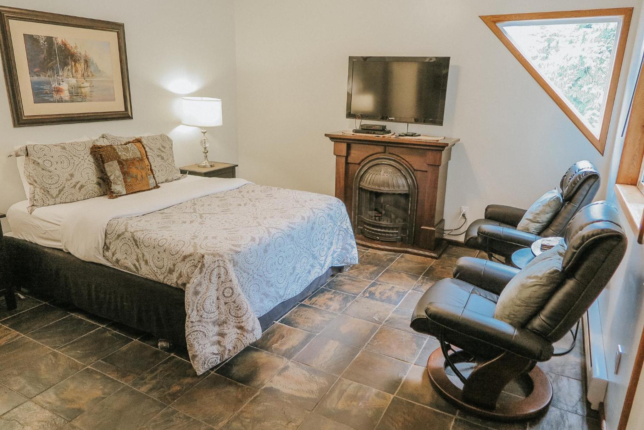 Tofino Vacations - Cobble Wood and Bird Sanctuary Guest Houses - Property Image 21