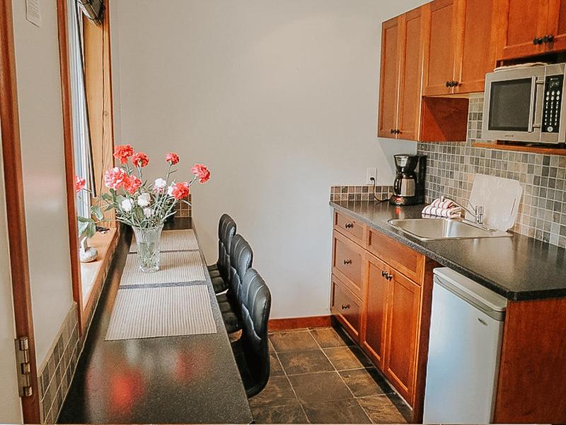 Tofino Vacations - Cobble Wood and Bird Sanctuary Guest Houses - Property Image 20