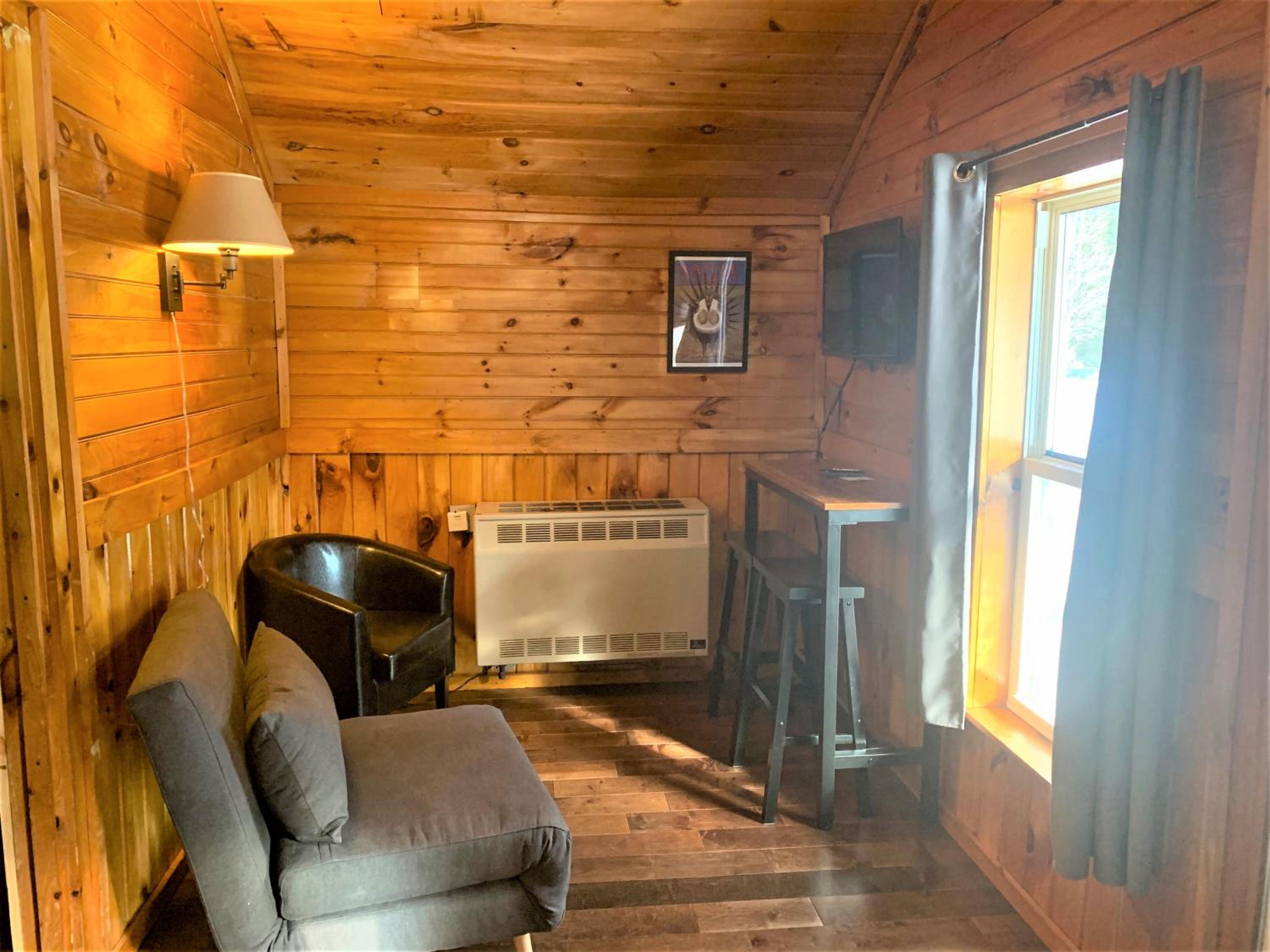 Pine Crest Motel & Cabins