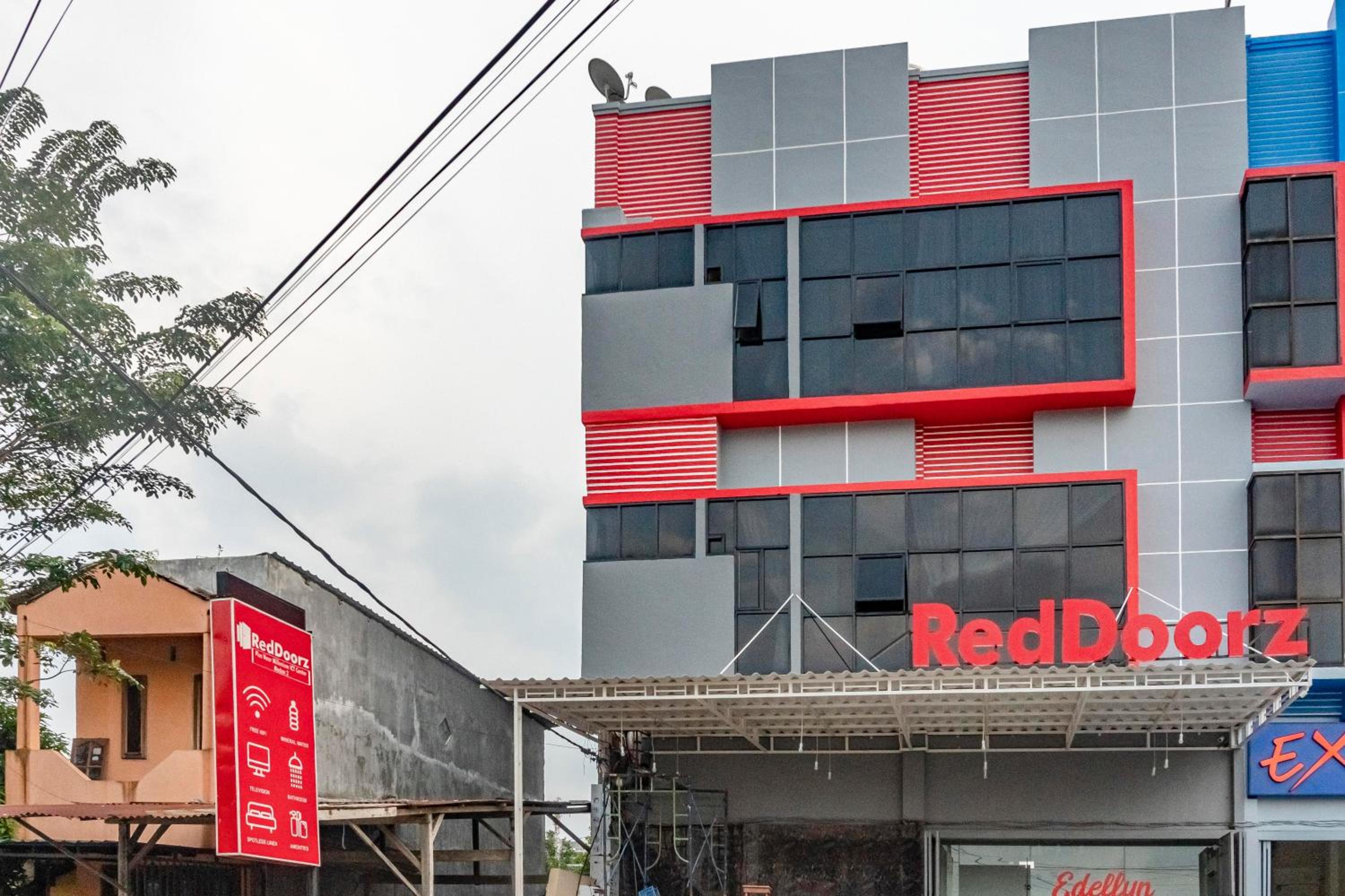 Hotel RedDoorz Plus near Millenium ICT Centre Medan 2 - Image 1