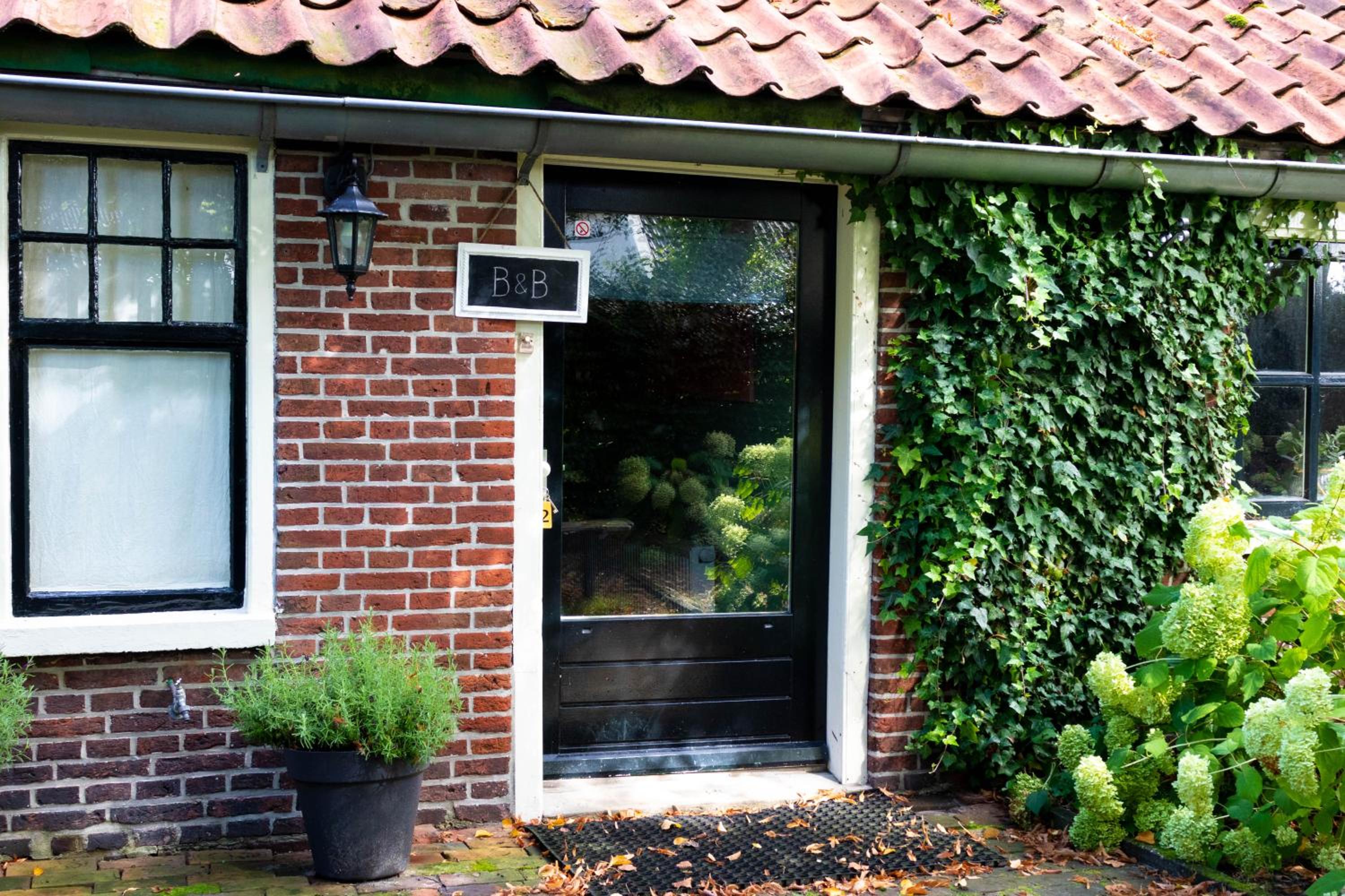 Bed & Breakfast Uiterburen view 4