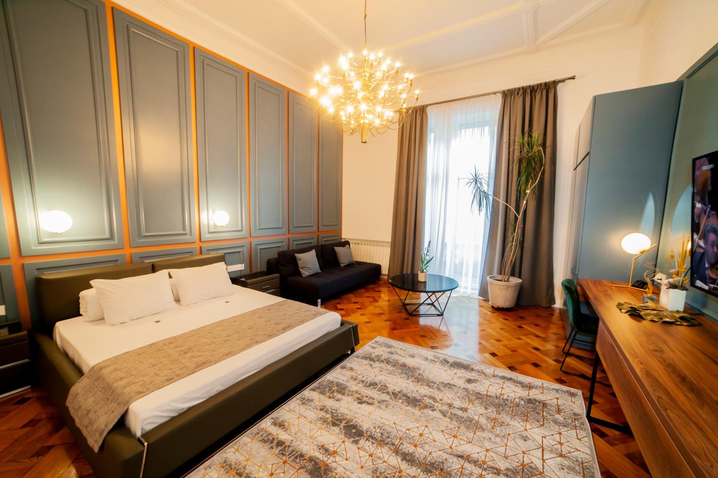 Matei Corvin Deluxe Apartment