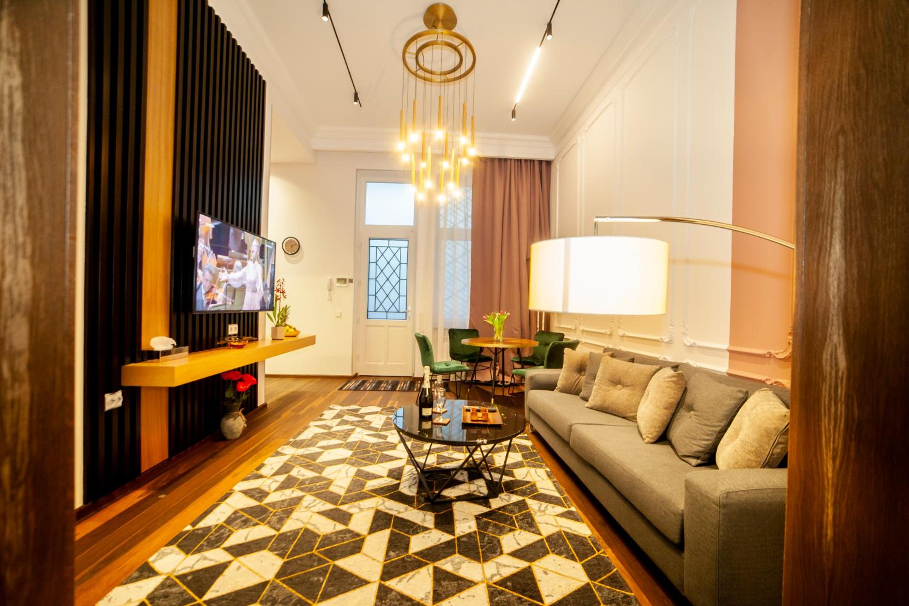 Matei Corvin Deluxe Apartment