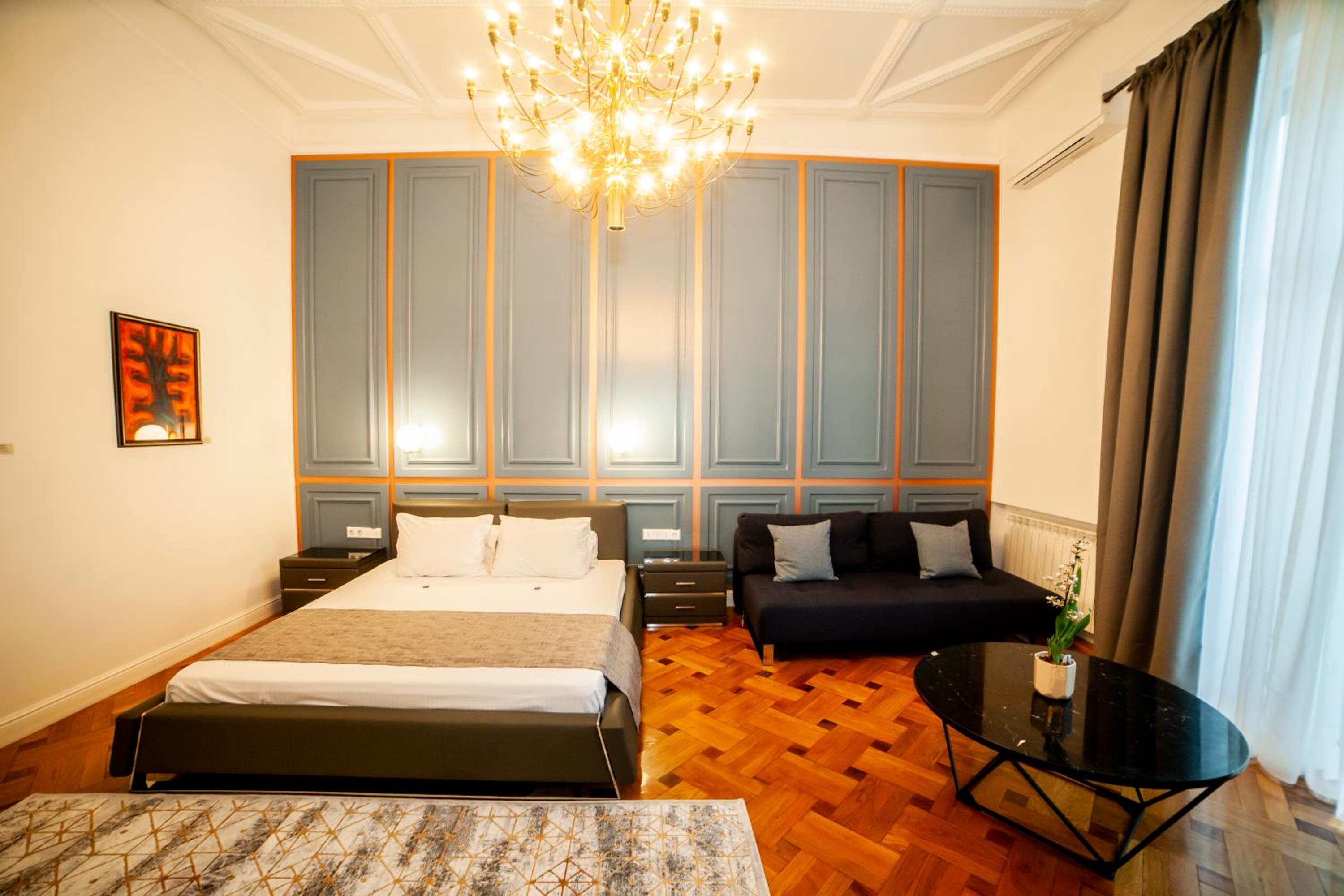 Matei Corvin Deluxe Apartment