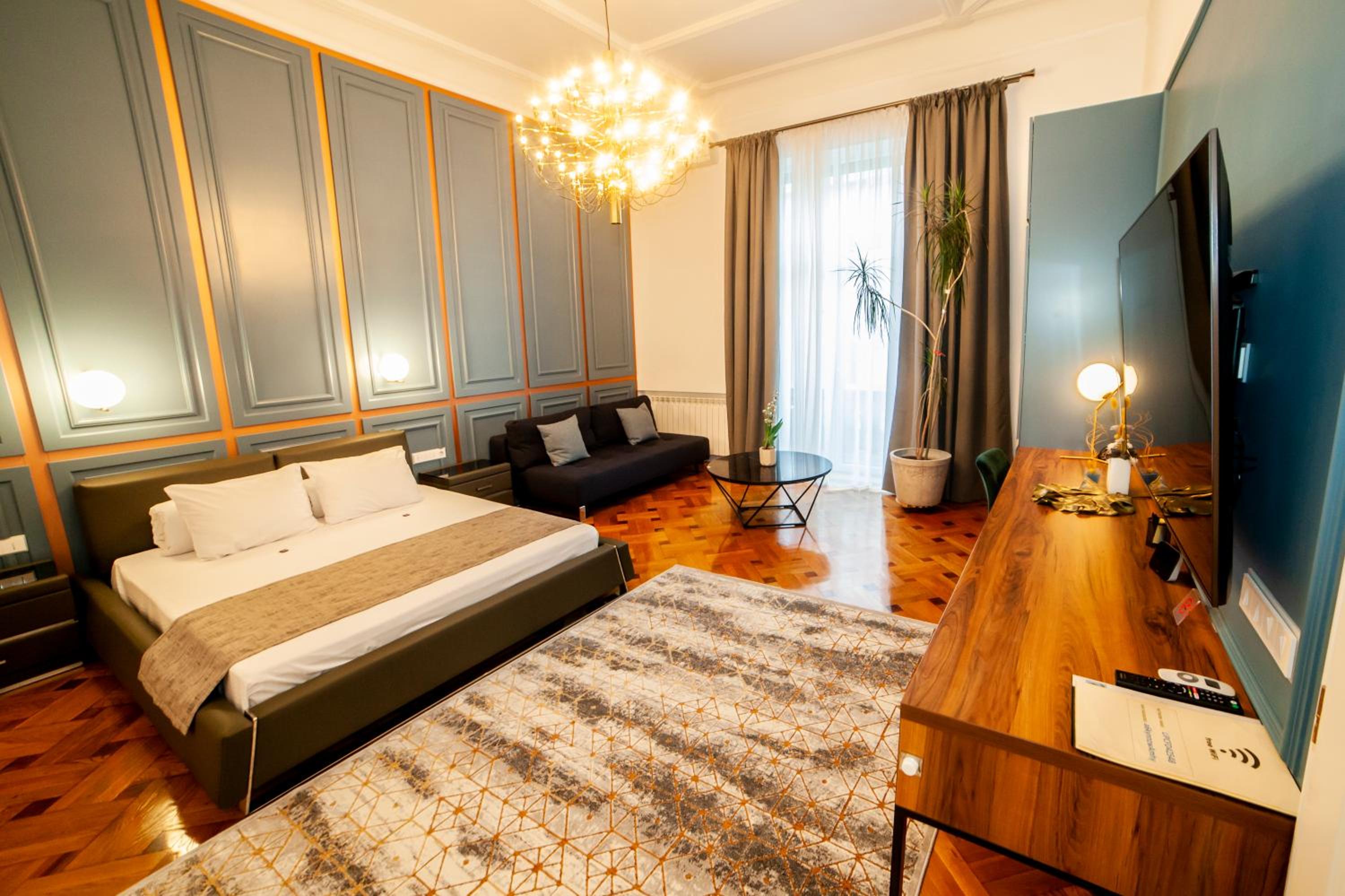 Matei Corvin Deluxe Apartment