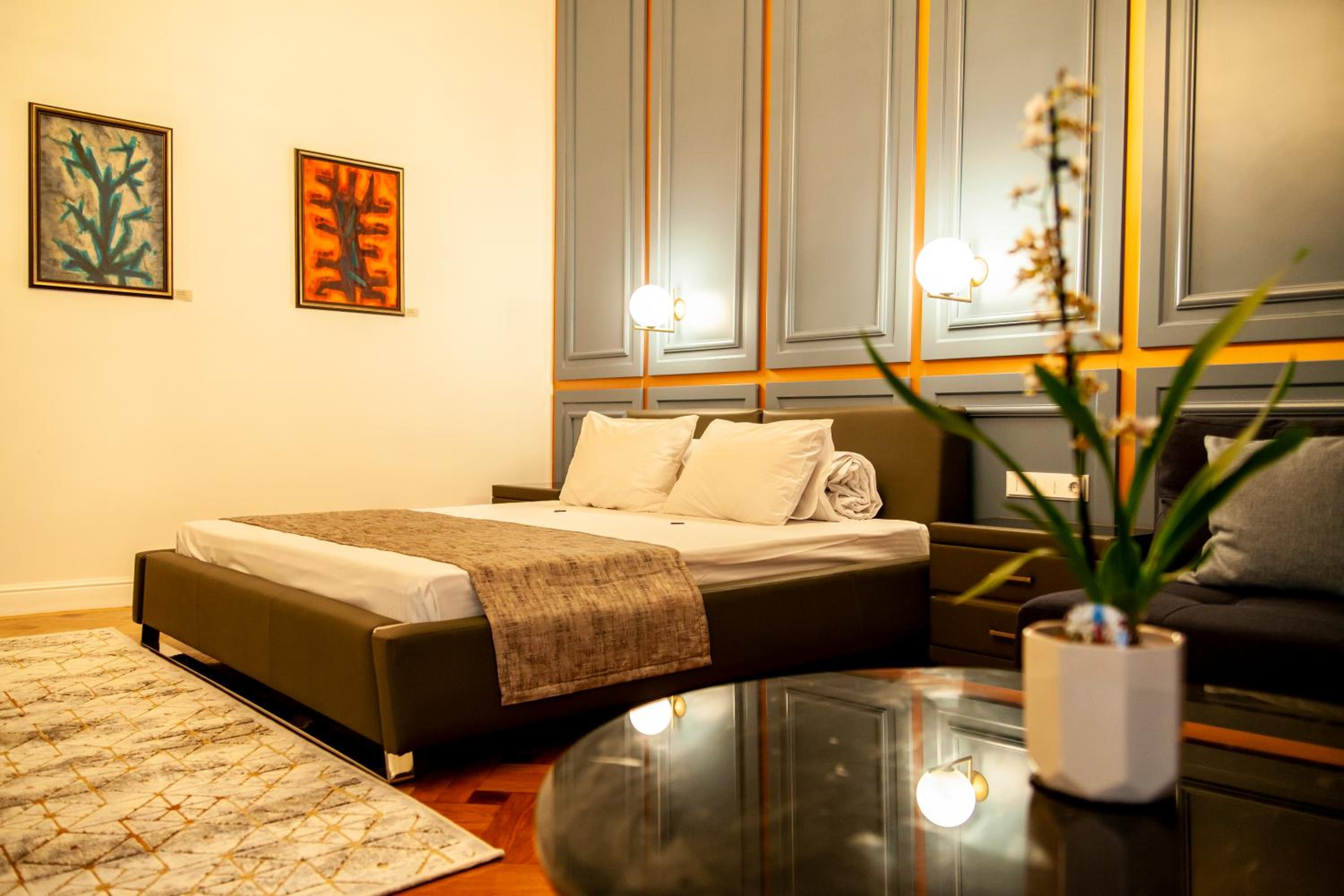 Matei Corvin Deluxe Apartment