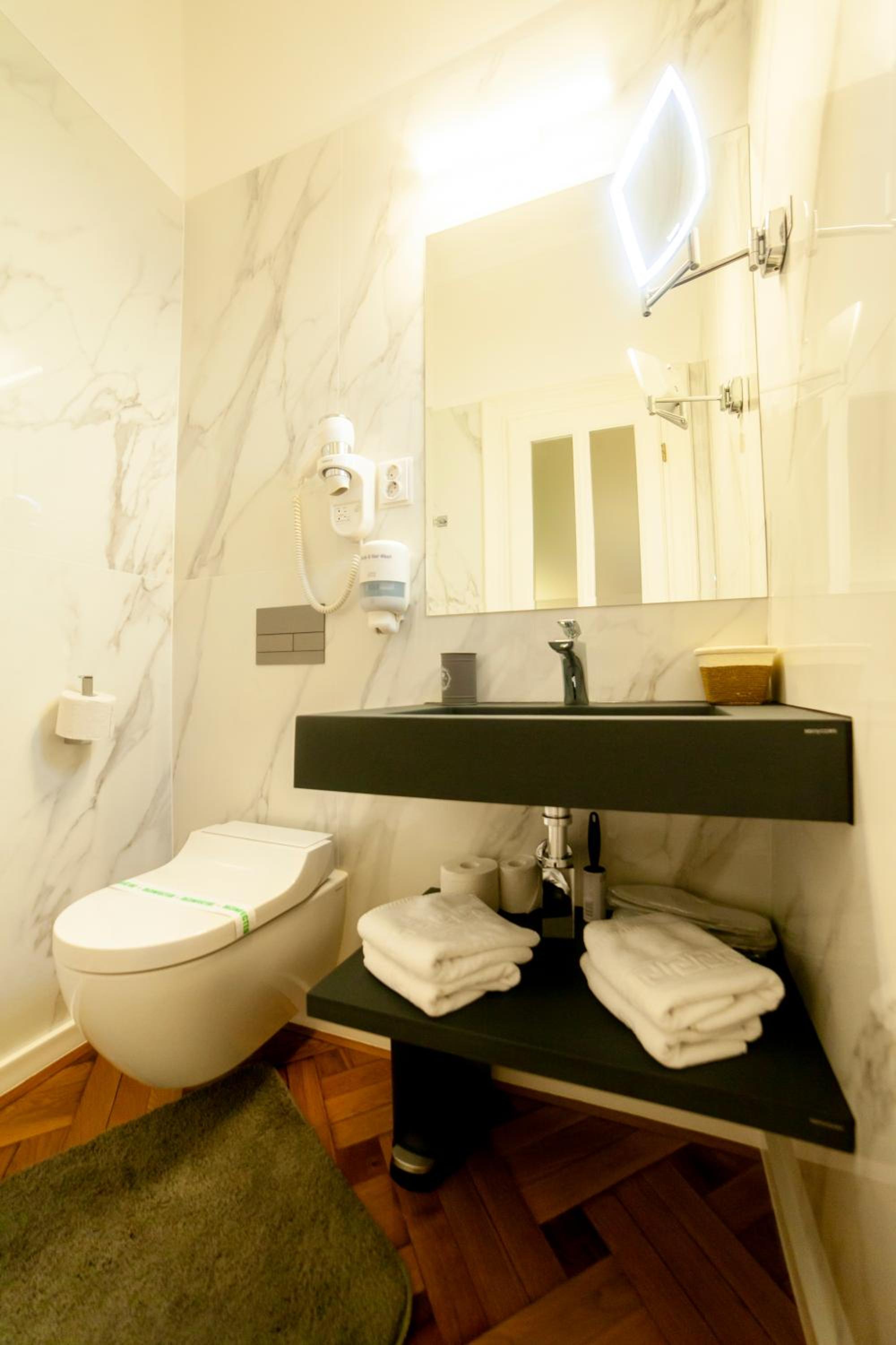 Matei Corvin Deluxe Apartment