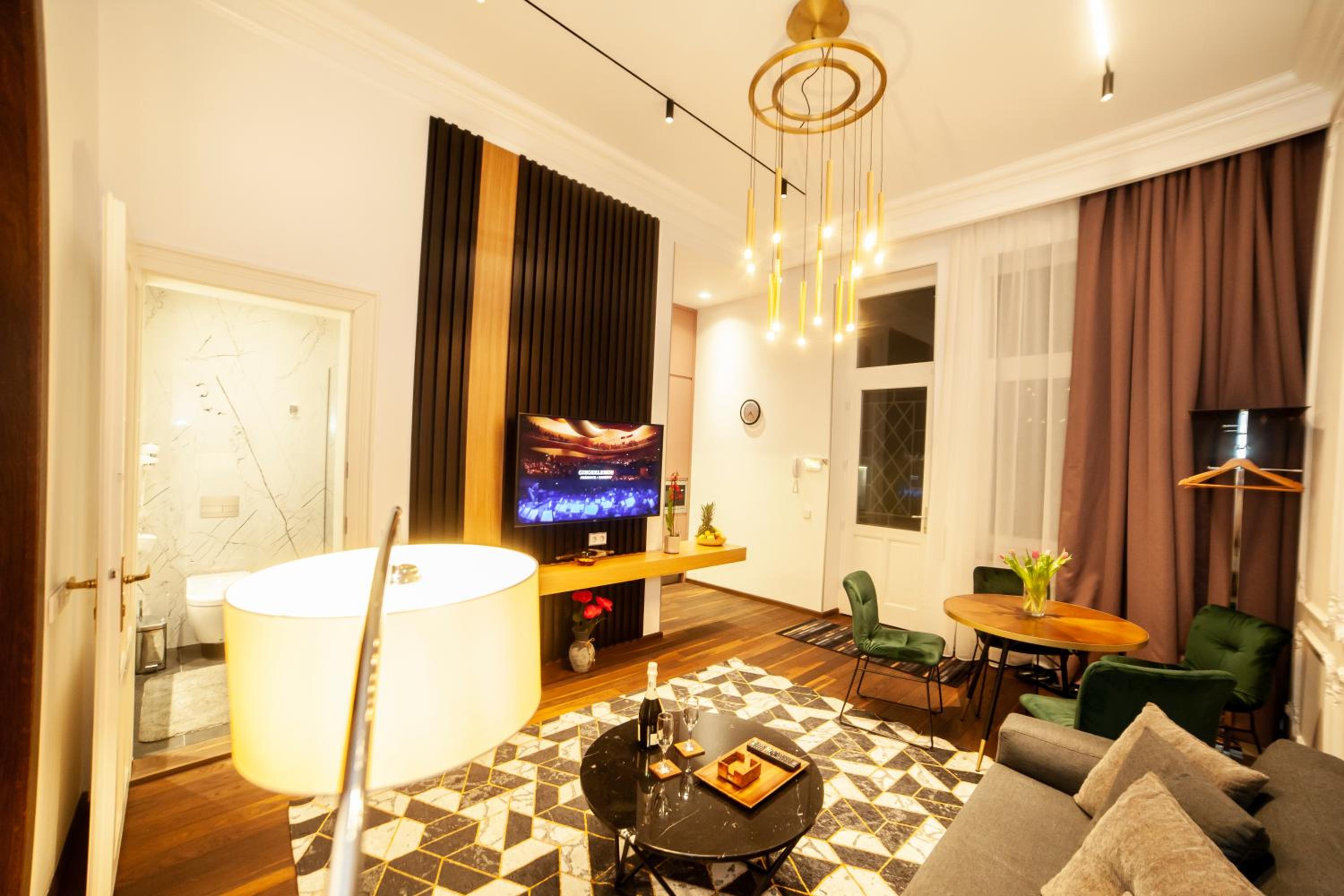 Matei Corvin Deluxe Apartment