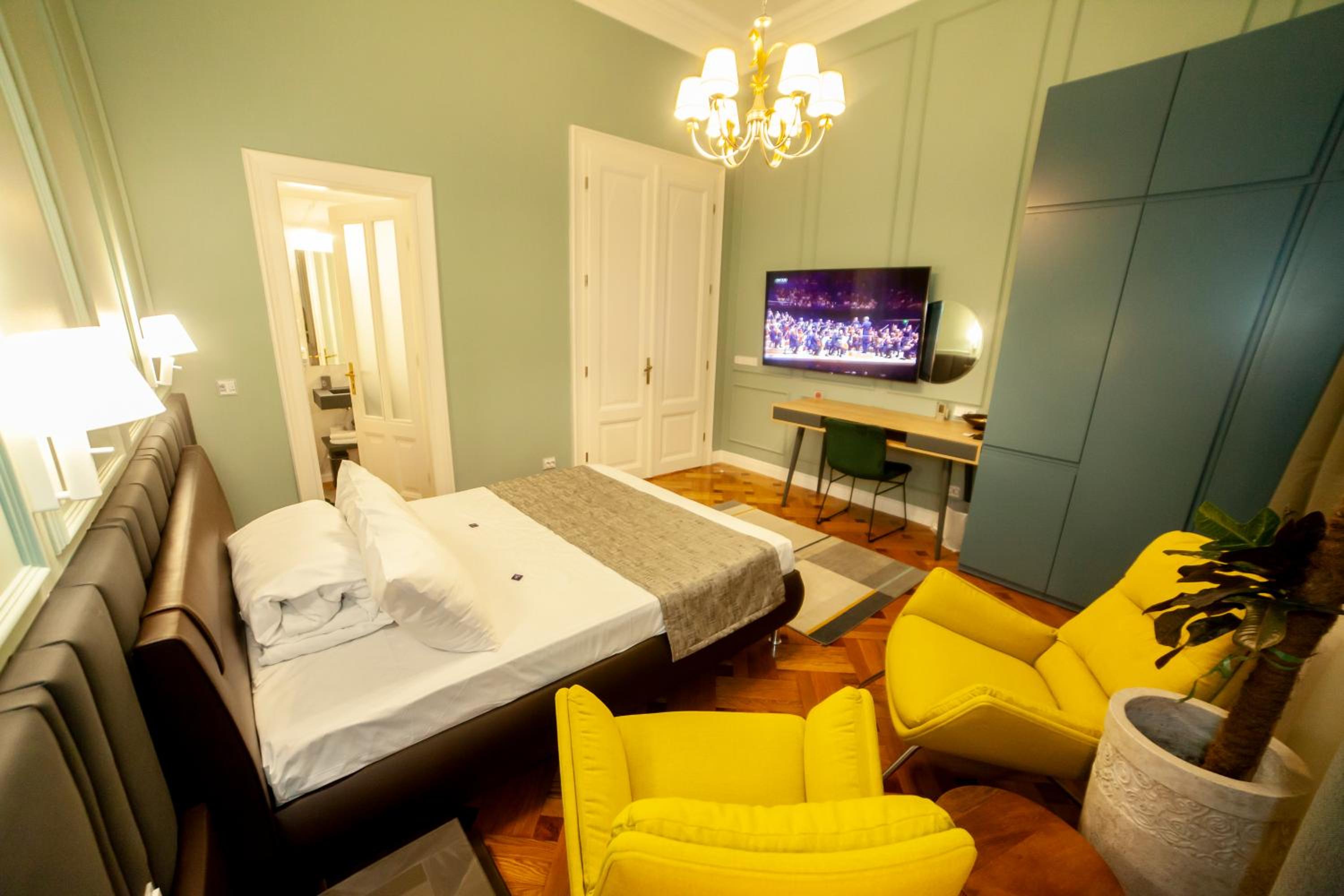 Matei Corvin Deluxe Apartment