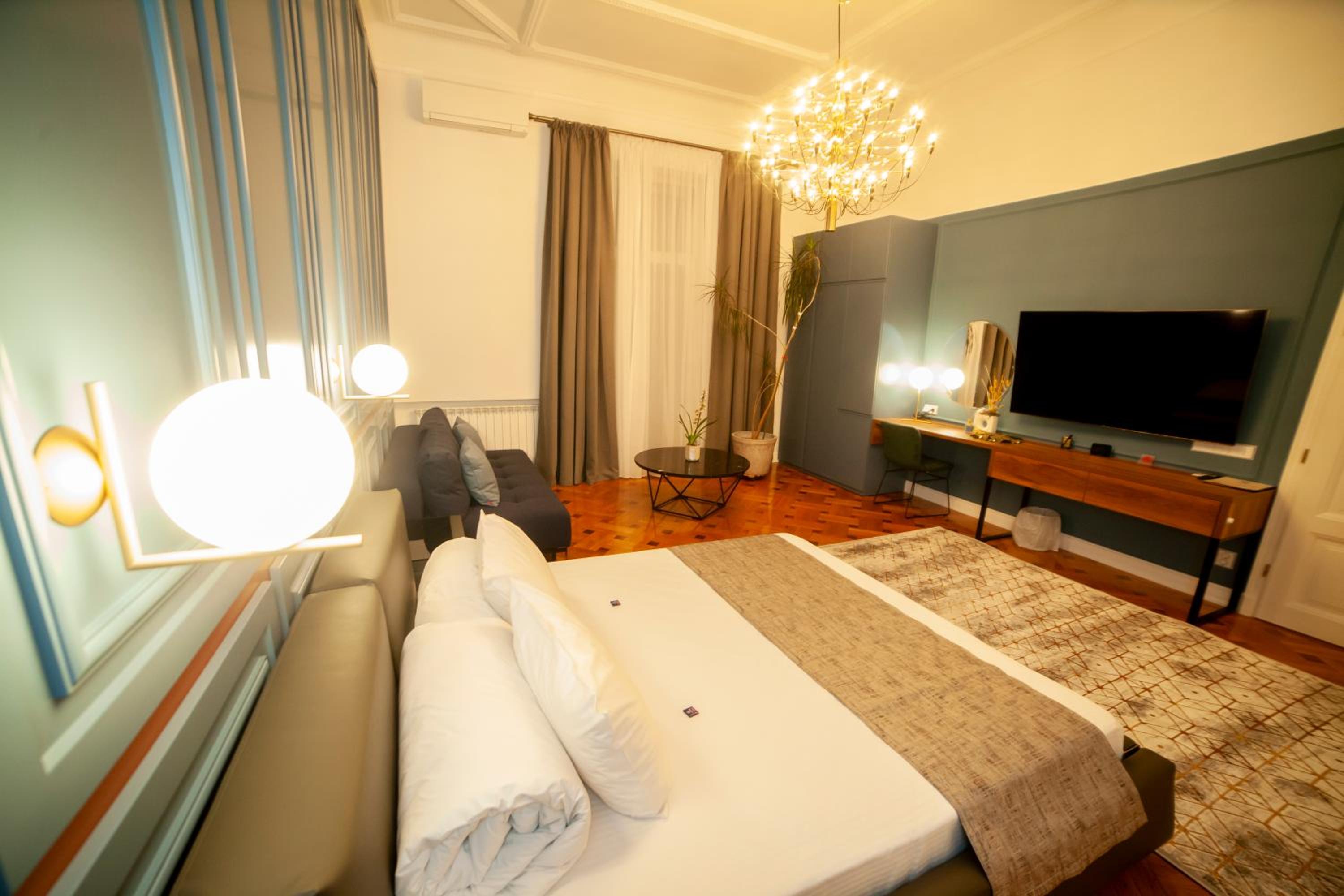 Matei Corvin Deluxe Apartment