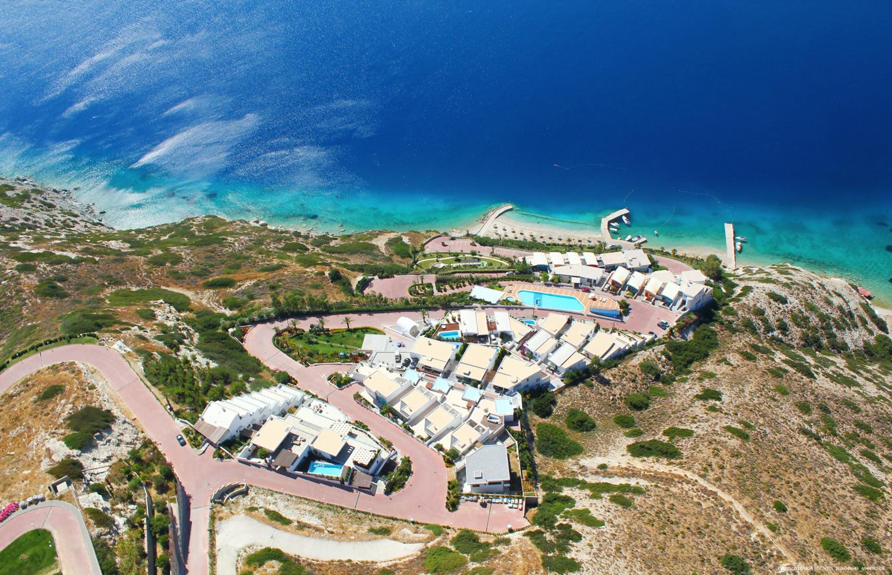 Hotel Spacious Mint Luxury Villa access to Private Beach - Image 1