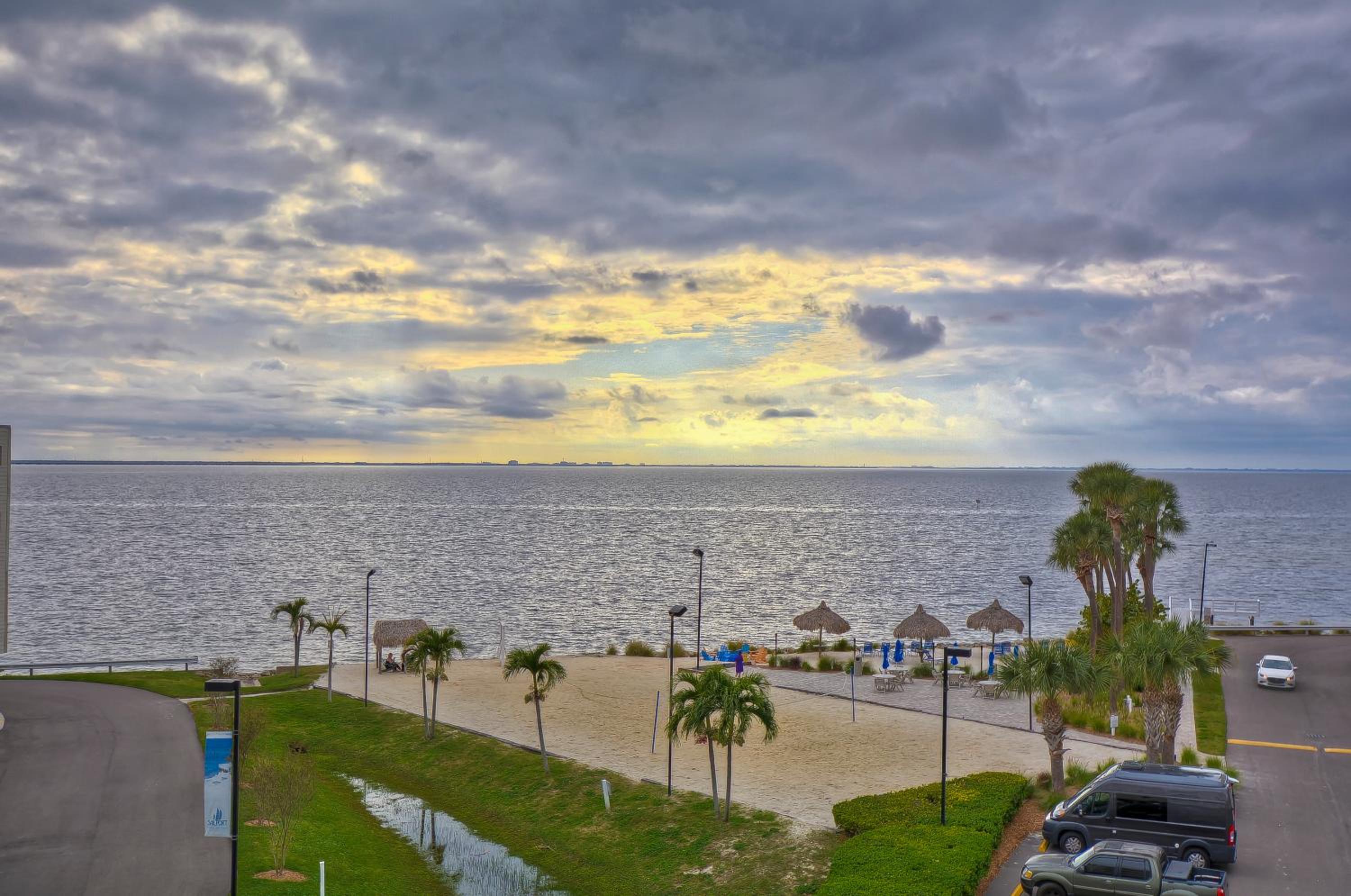 441-Waterfront, Amazing Views, WIFI, Pool and close to BUCS Stadium view 3