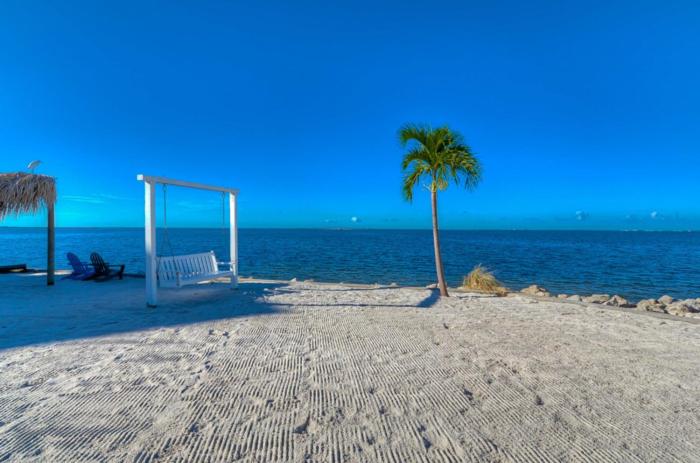 441-Waterfront, Amazing Views, WIFI, Pool and close to BUCS Stadium view 4