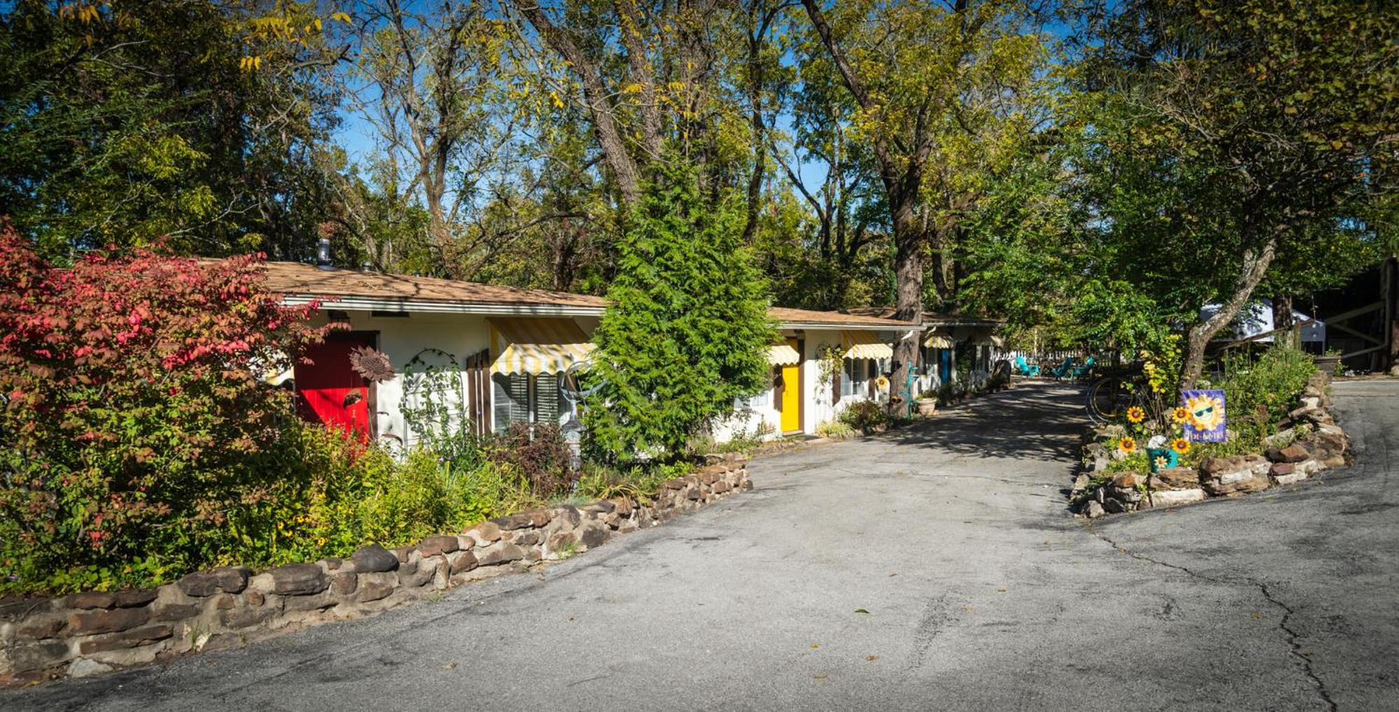 Sherwood Court Cottages & Guest Rooms