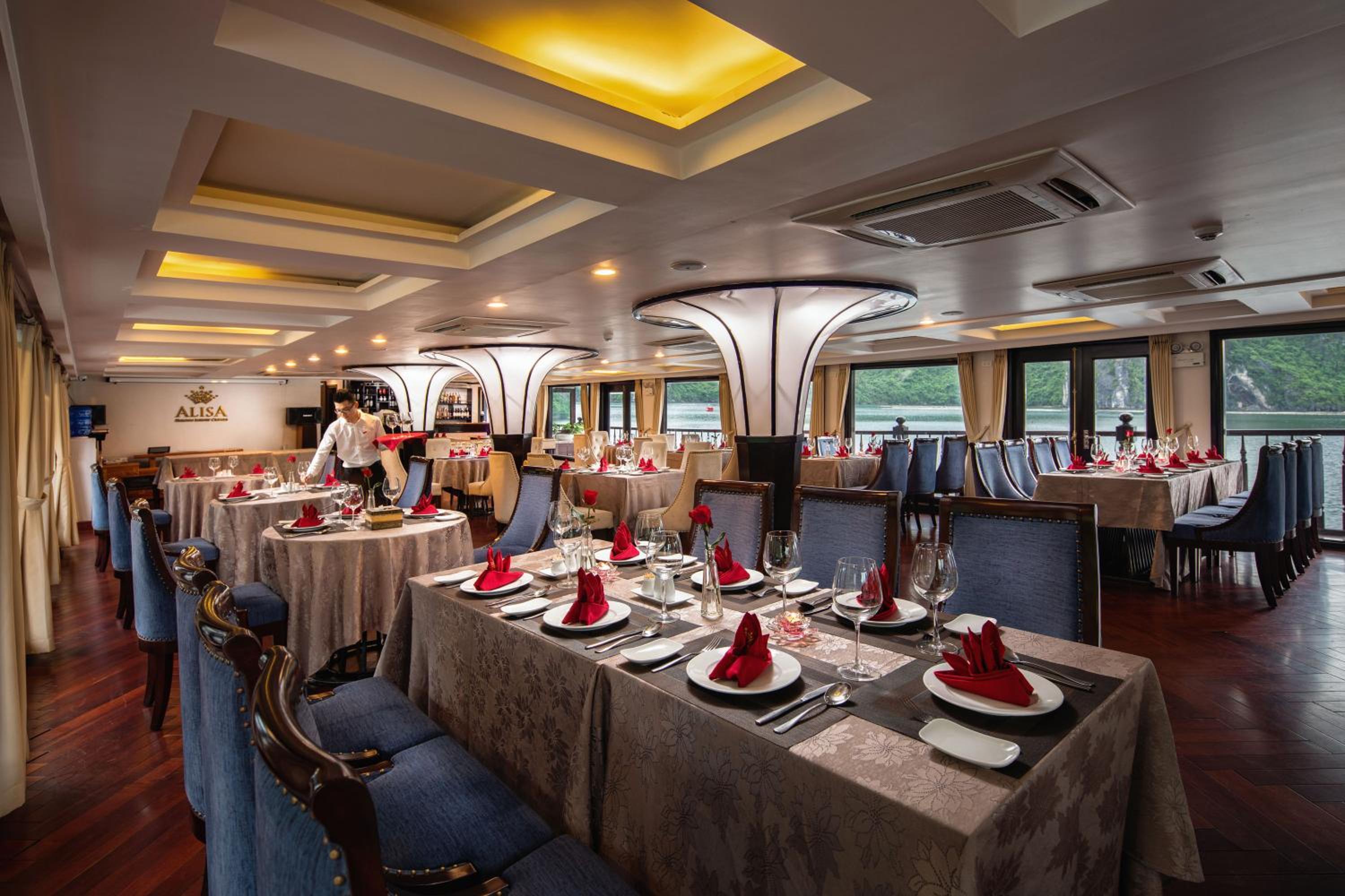 Alisa Cruise Halong view 3