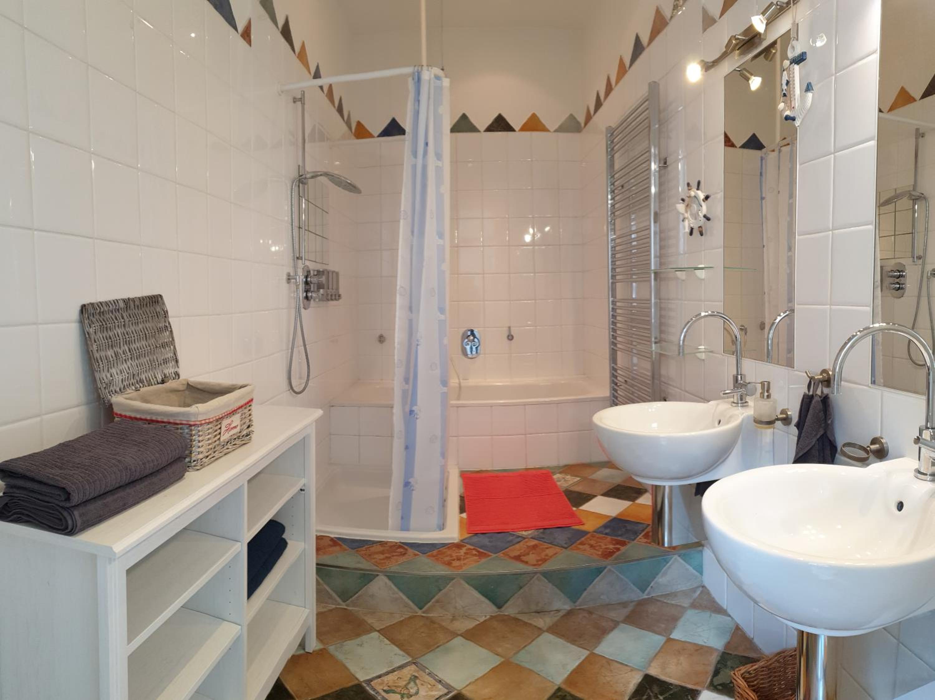 Sunny and spacious apartment near city centre