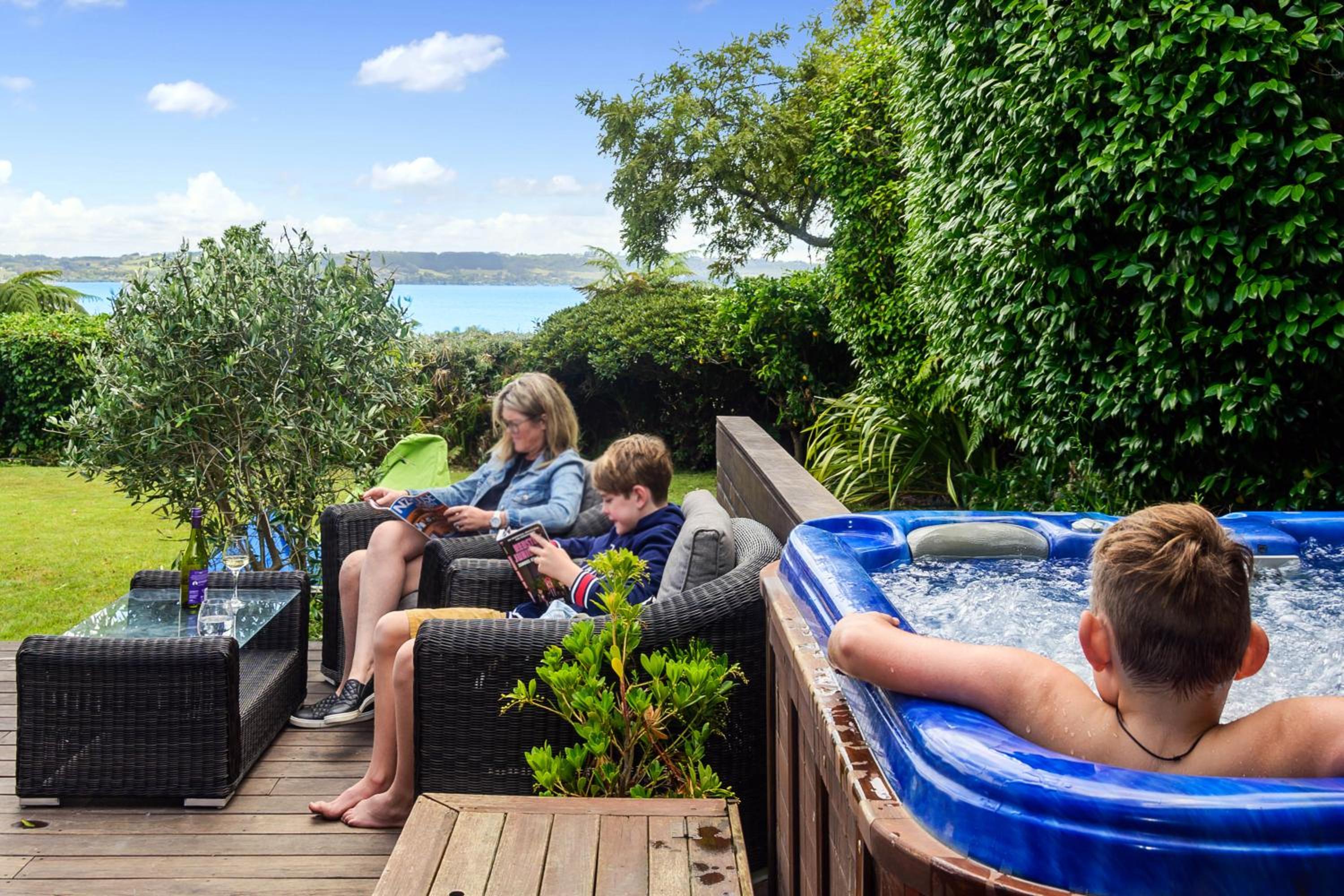 The Bird House - Kawaha Point, Rotorua. Stylish six bedroom home with space, views and relaxed atmosphere view 3