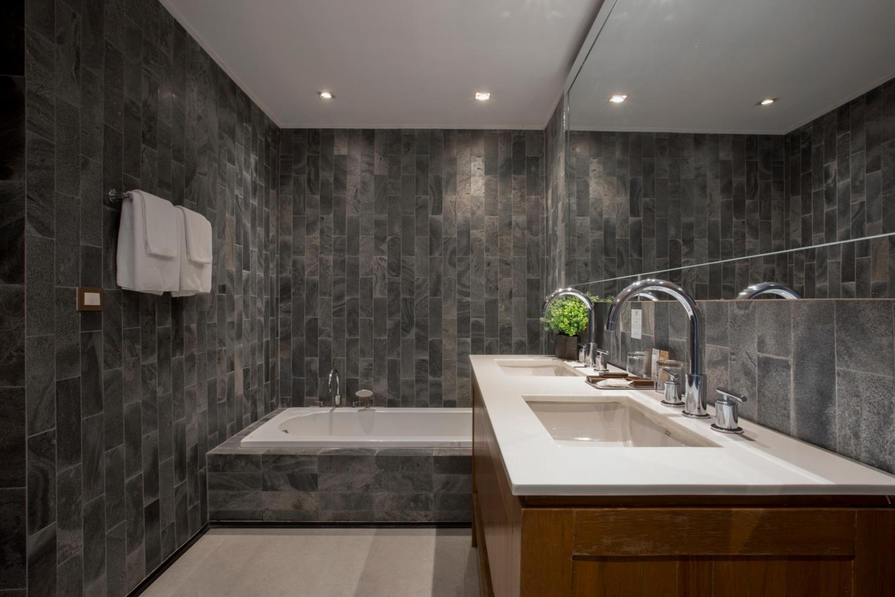 LUXX Langsuan Hotel - SHA Plus
