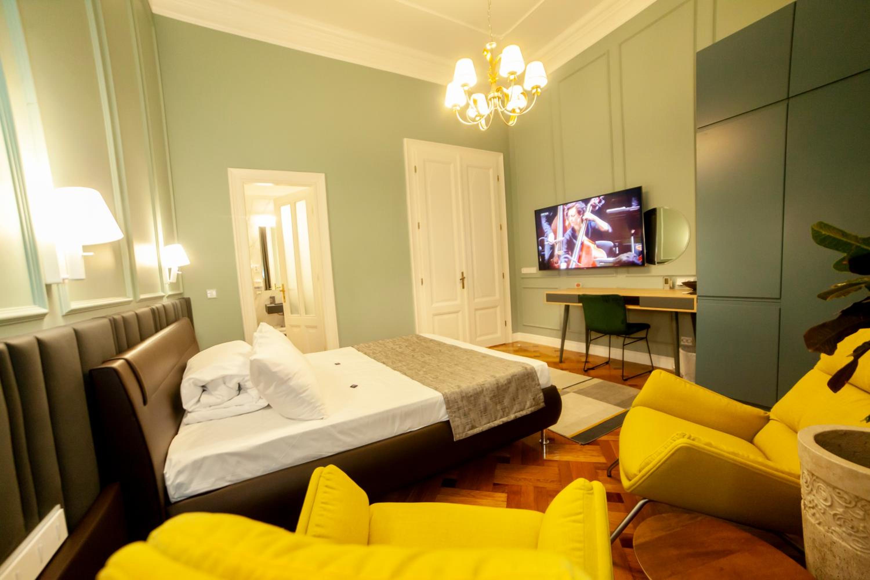 Matei Corvin Deluxe Apartment