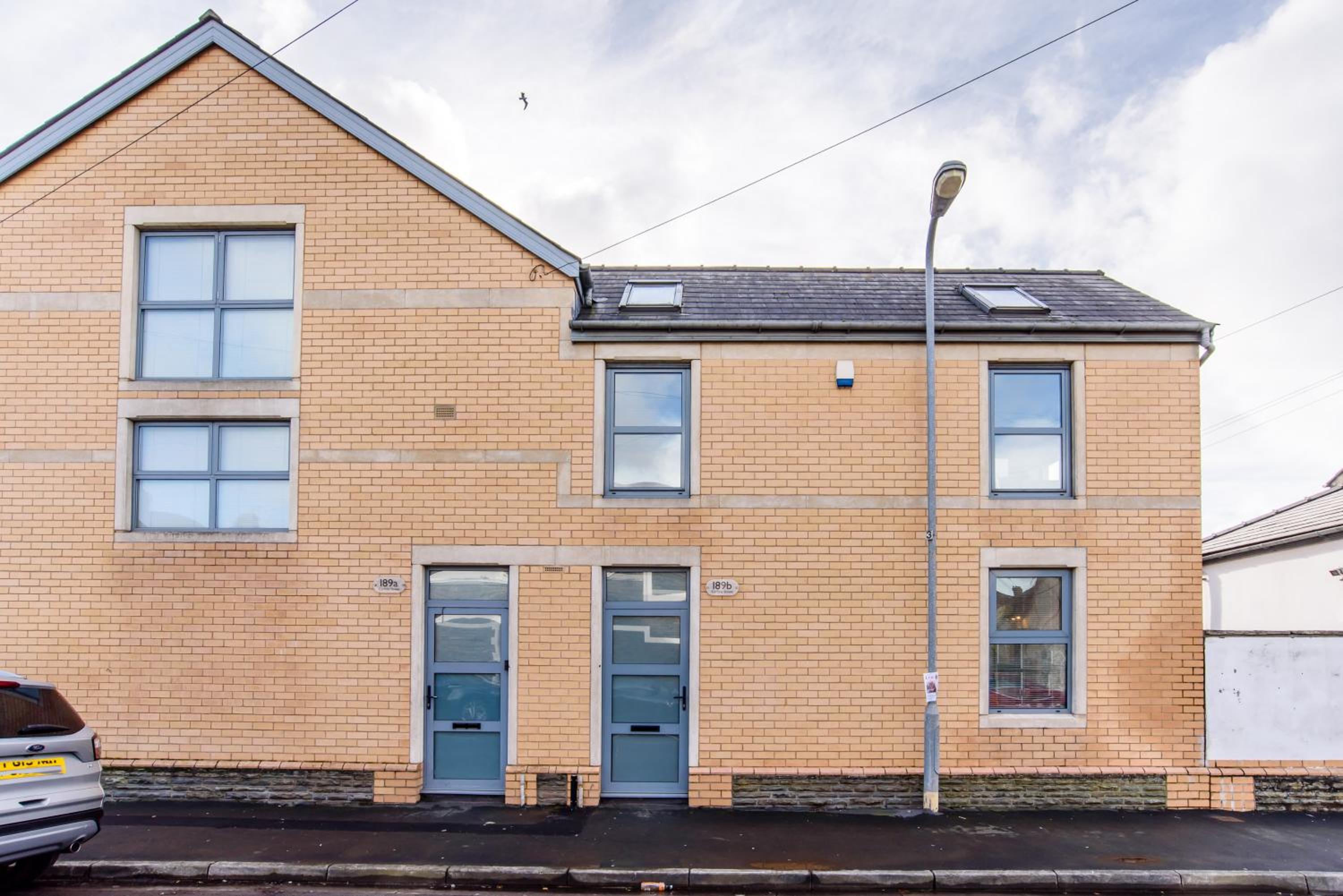 2 Bed Cardiff House with Hot Tub, BBQ, Terrace & Free Parking