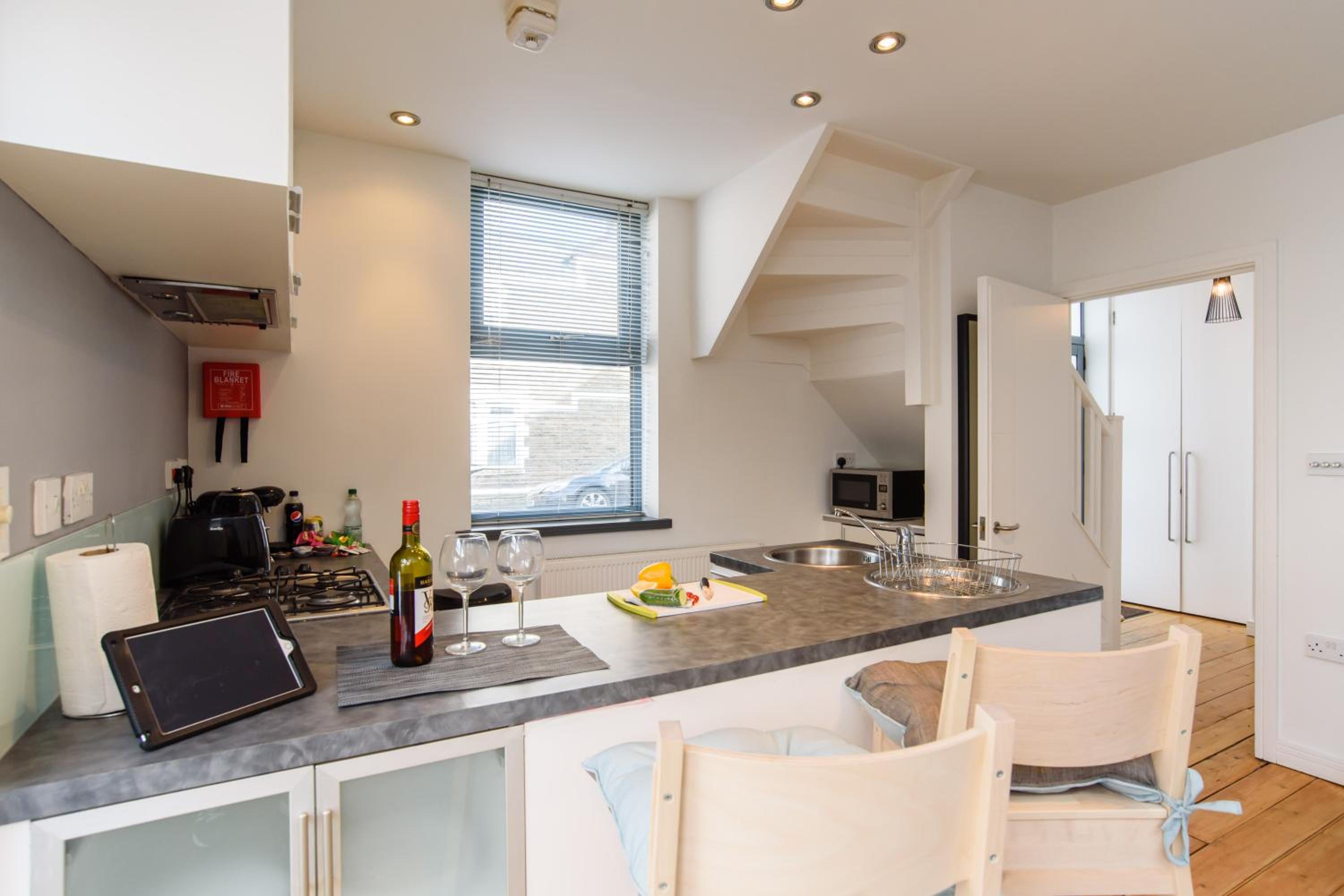 2 Bed Cardiff House with Hot Tub, BBQ, Terrace & Free Parking