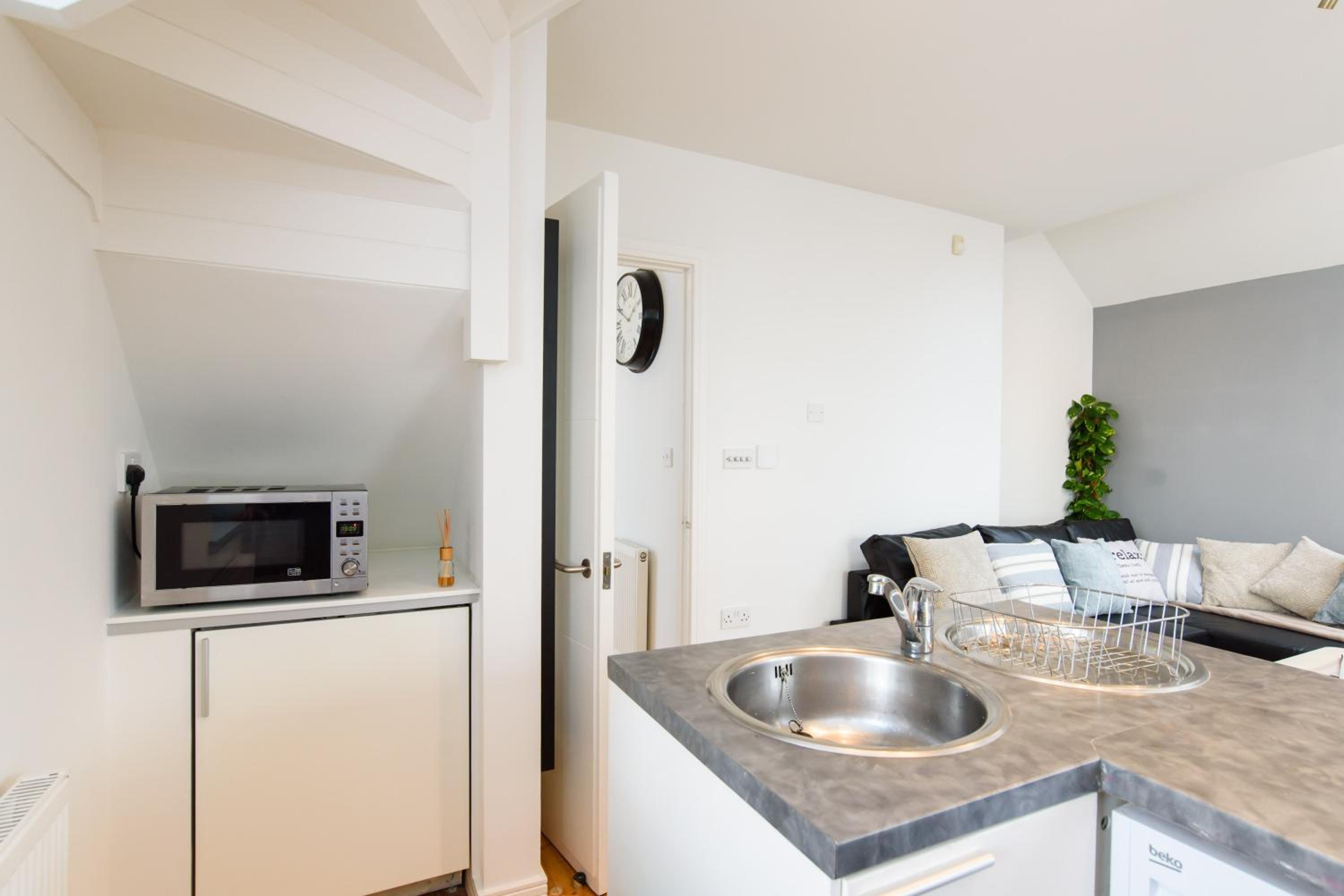 2 Bed Cardiff House with Hot Tub, BBQ, Terrace & Free Parking