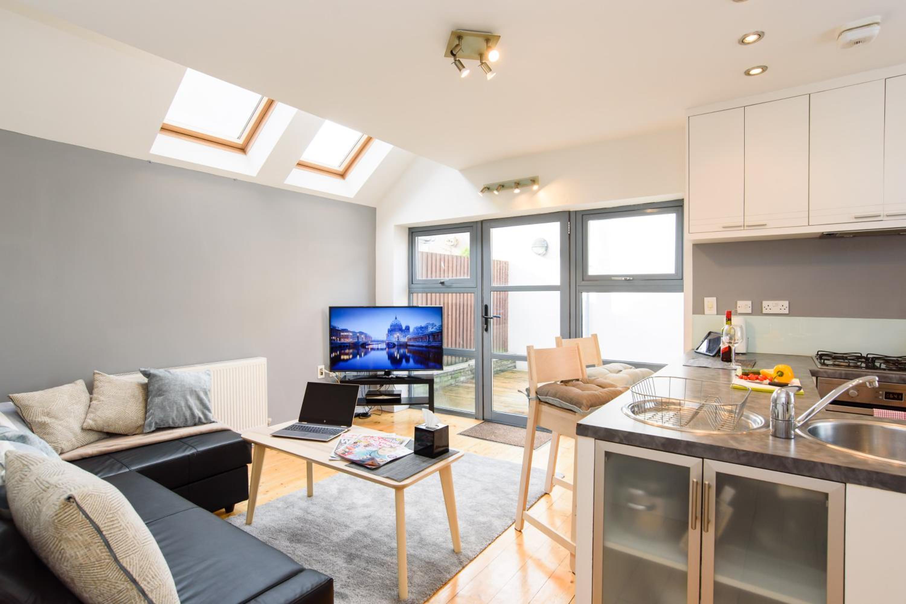 2 Bed Cardiff House with Hot Tub, BBQ, Terrace & Free Parking
