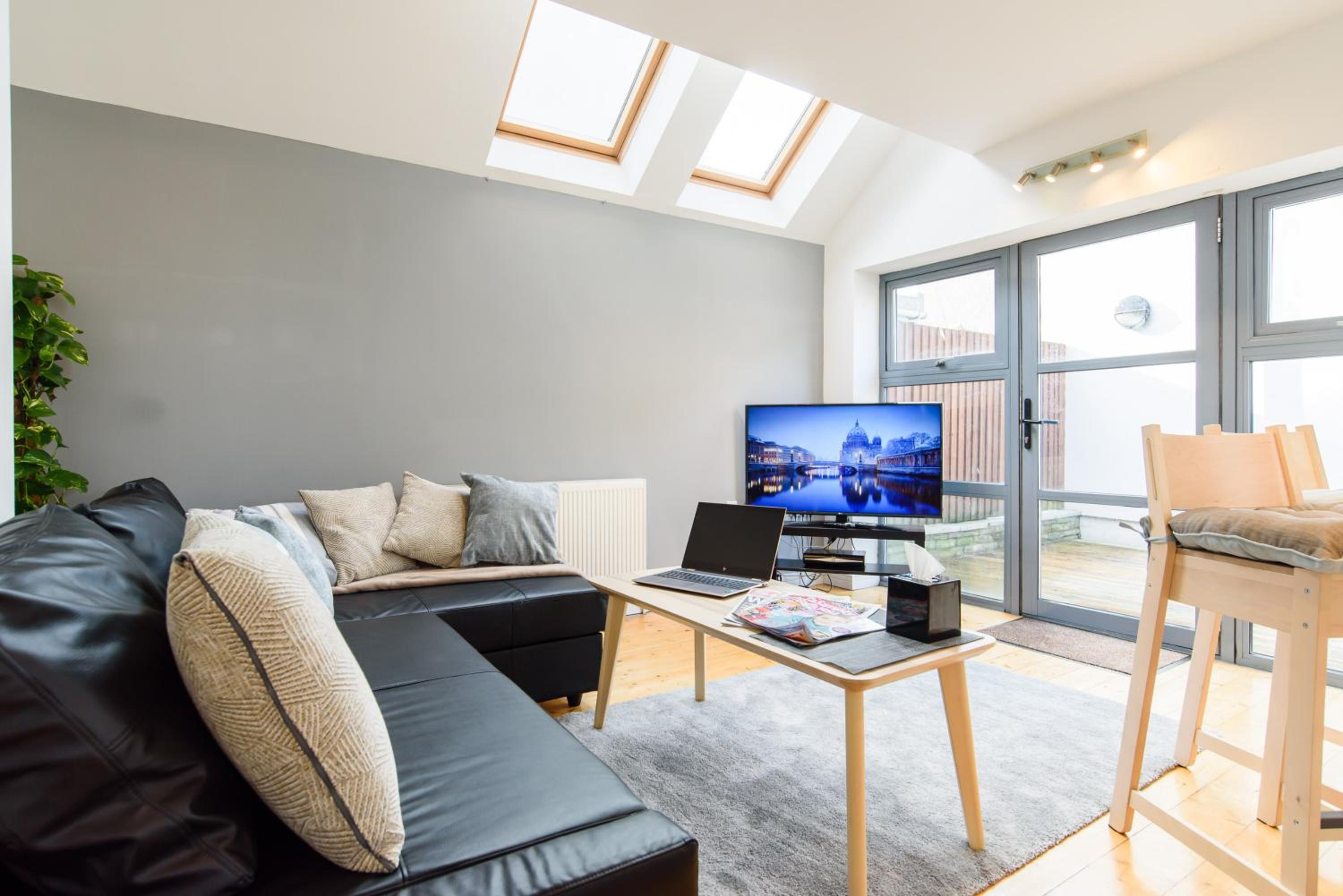 2 Bed Cardiff House with Hot Tub, BBQ, Terrace & Free Parking