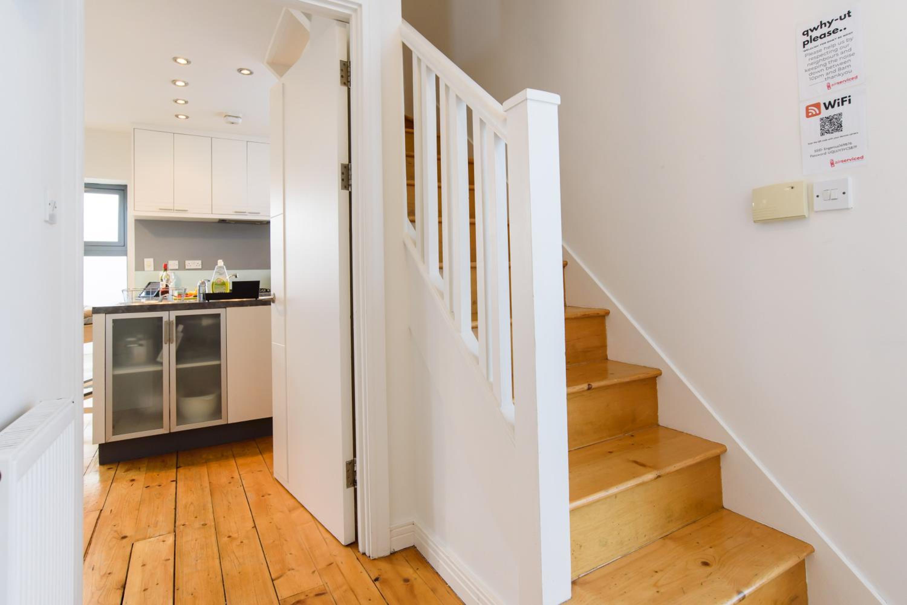 2 Bed Cardiff House with Hot Tub, BBQ, Terrace & Free Parking