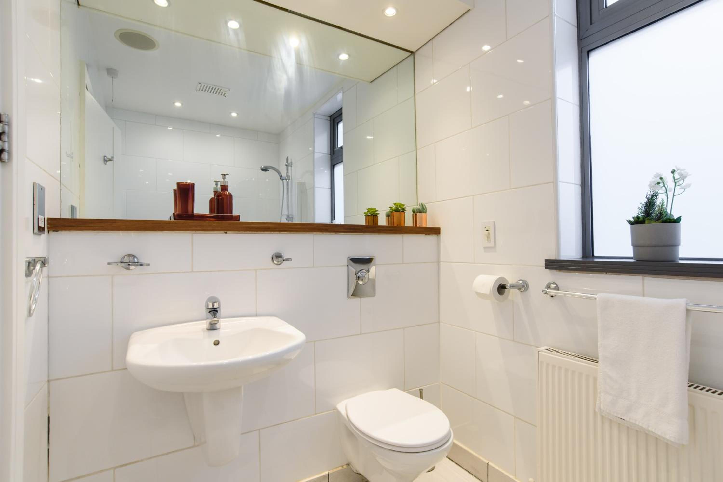 2 Bed Cardiff House with Hot Tub, BBQ, Terrace & Free Parking