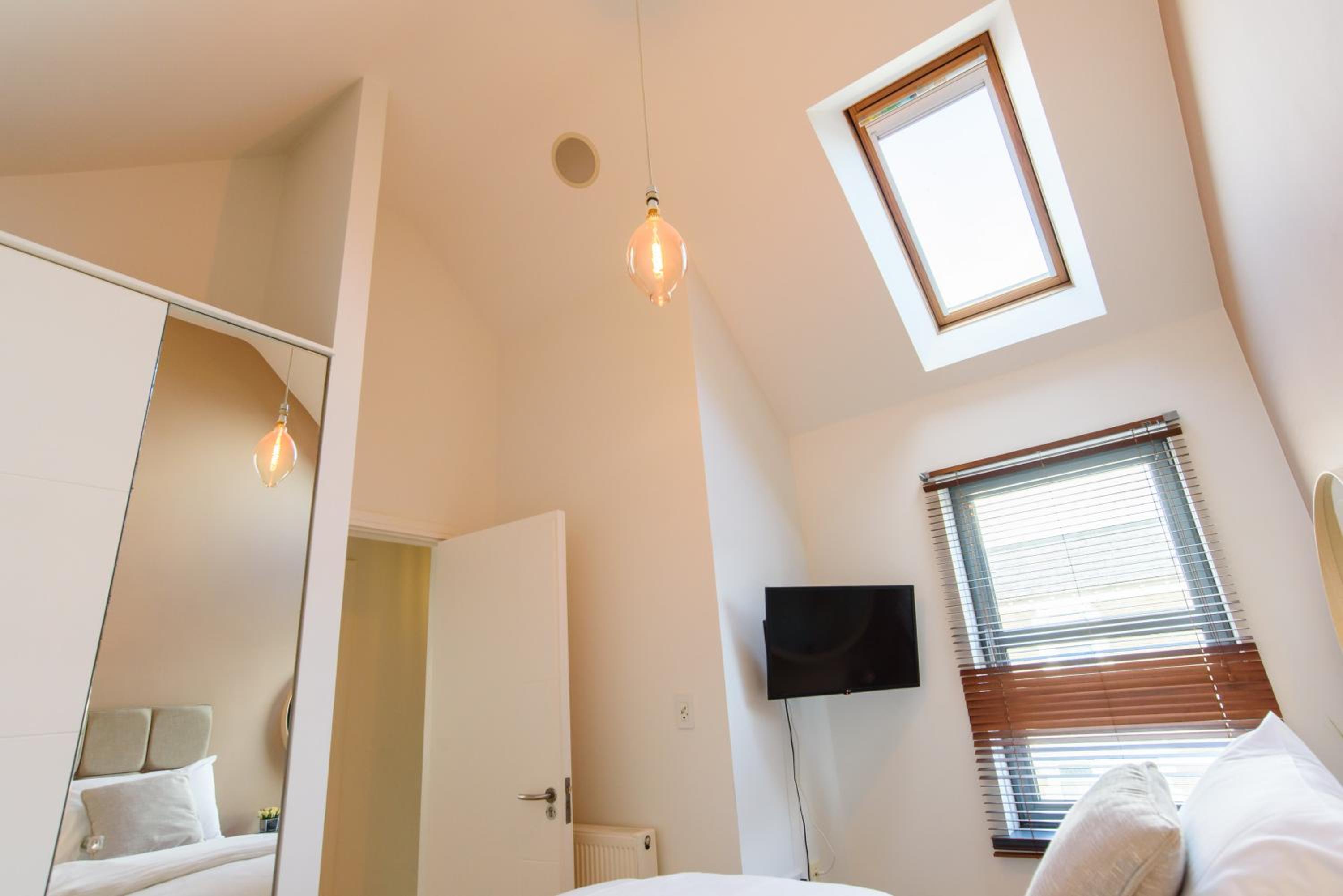 2 Bed Cardiff House with Hot Tub, BBQ, Terrace & Free Parking