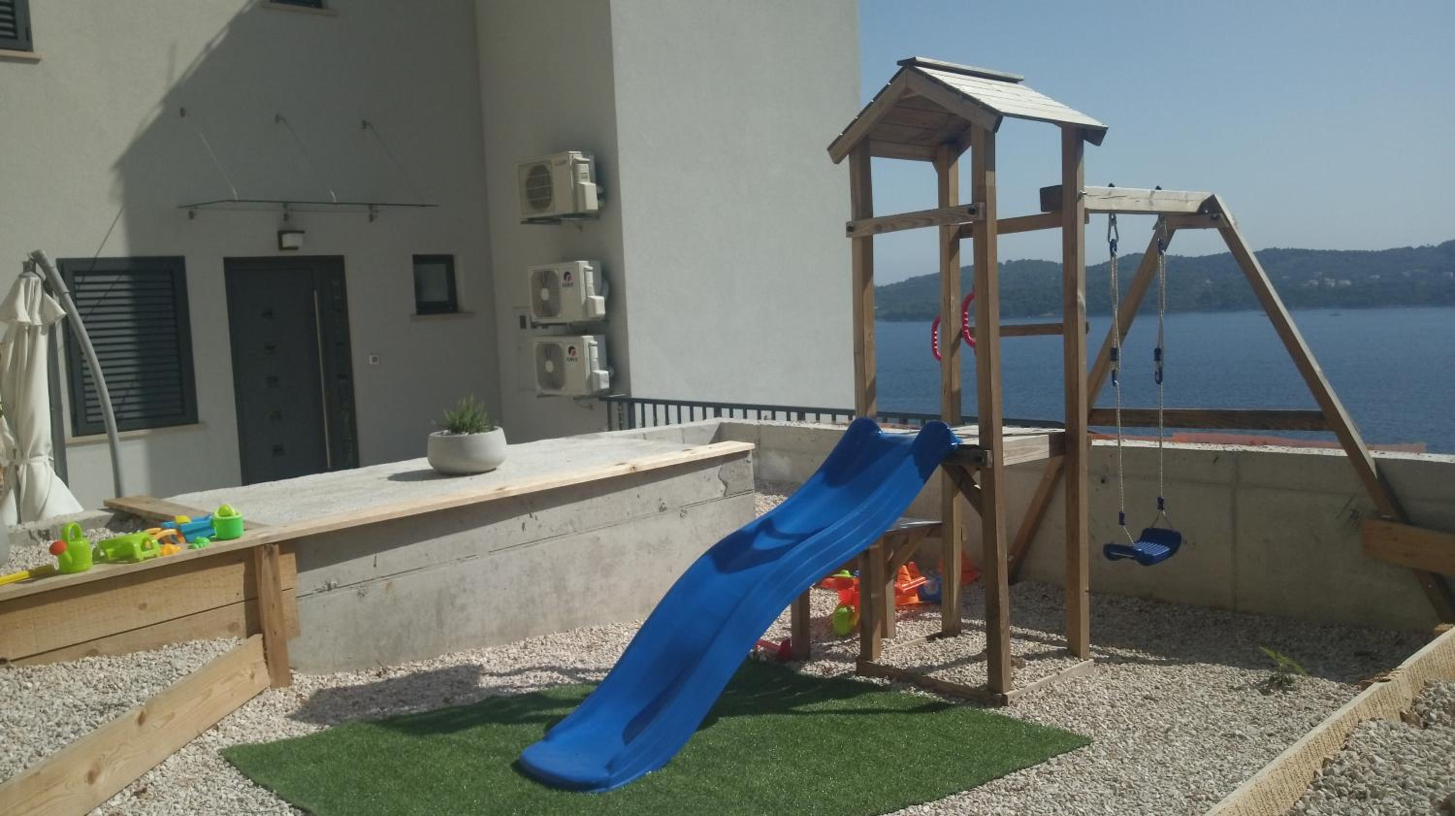 Apartmani D & J with Heated Pool & Stunning Sea View