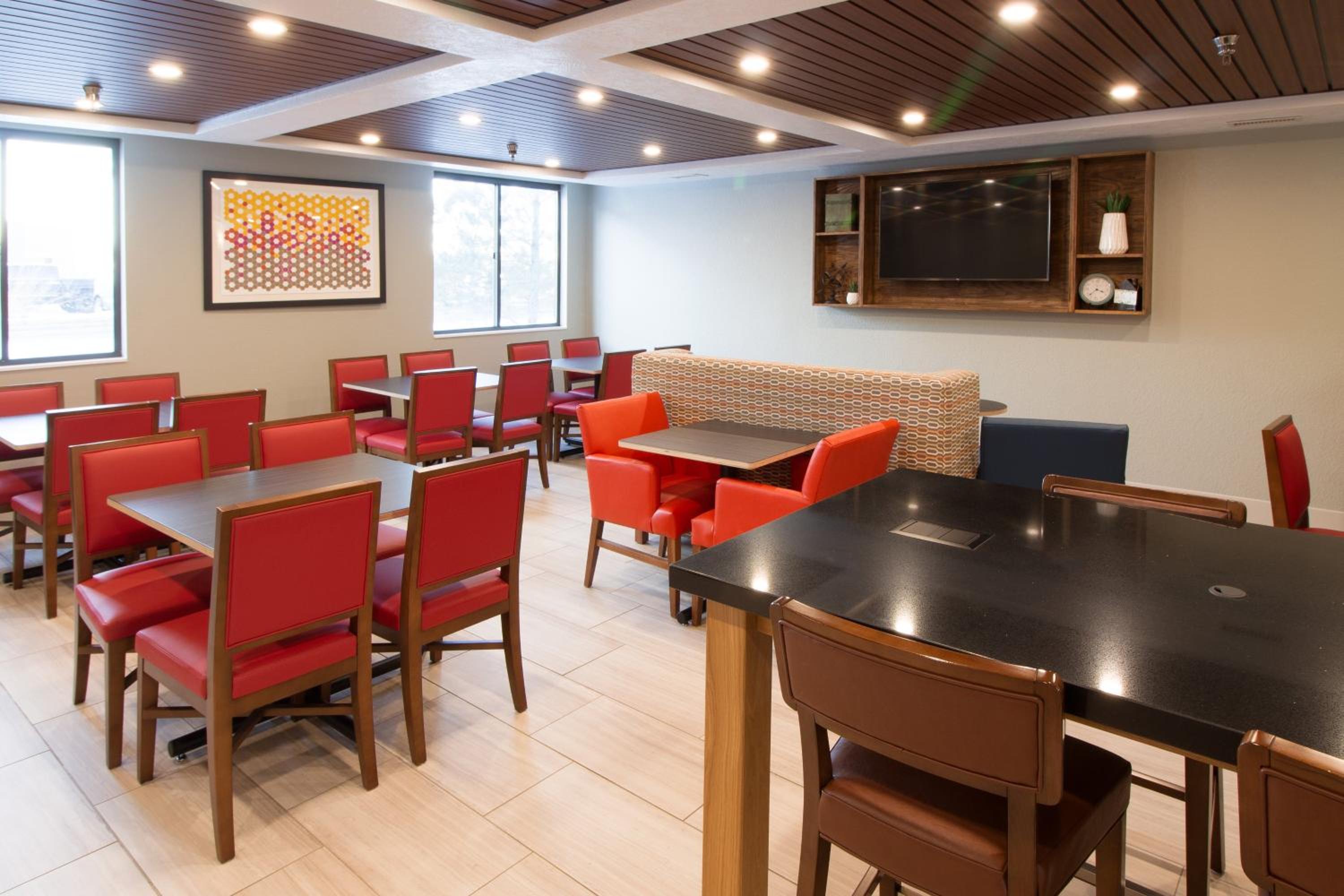 Holiday Inn Express & Suites - Worthington by IHG view 5