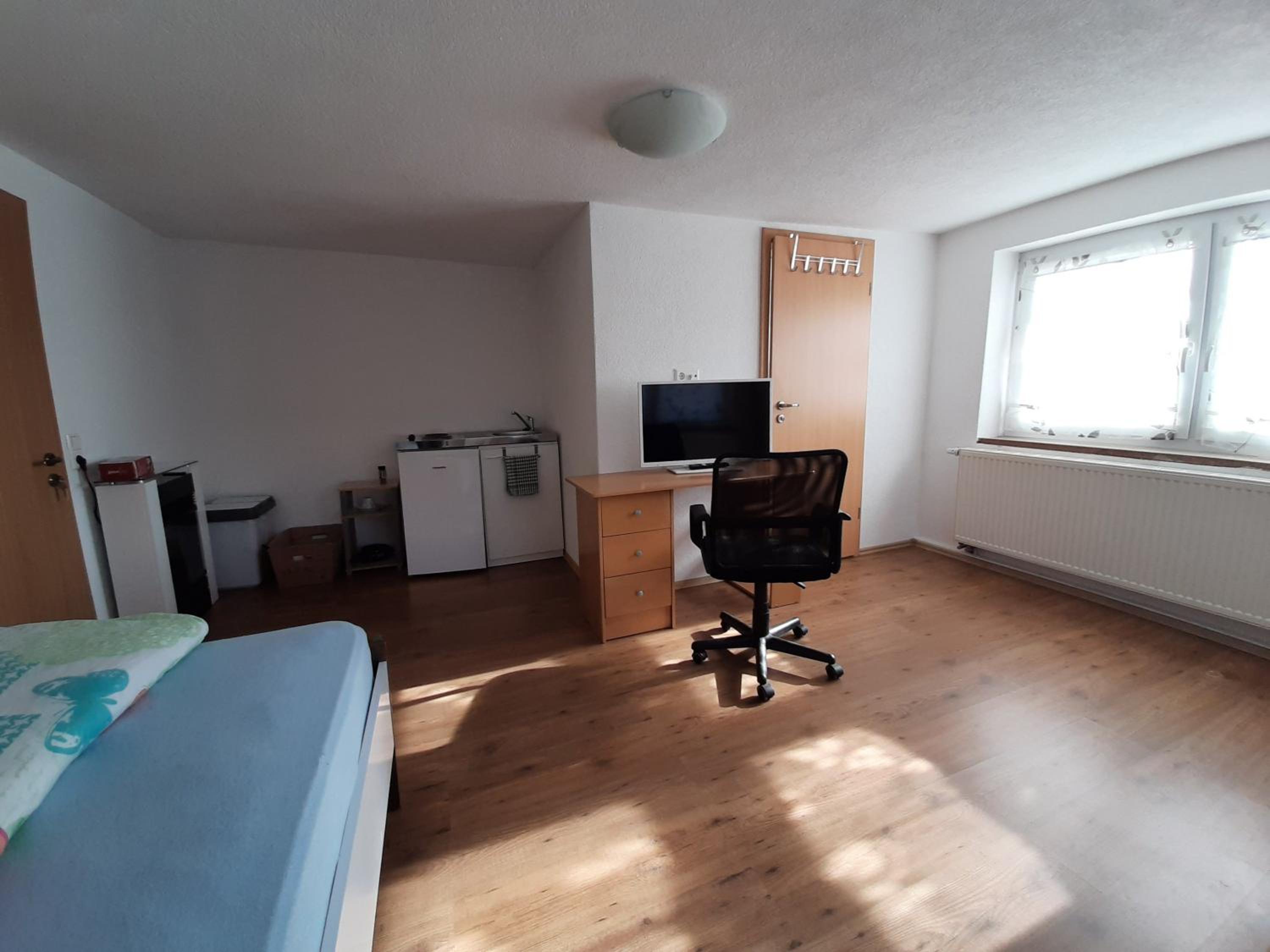Biberach-Riss-Zimmer-frei, Einzel-Zimmer Bad Küche view 2