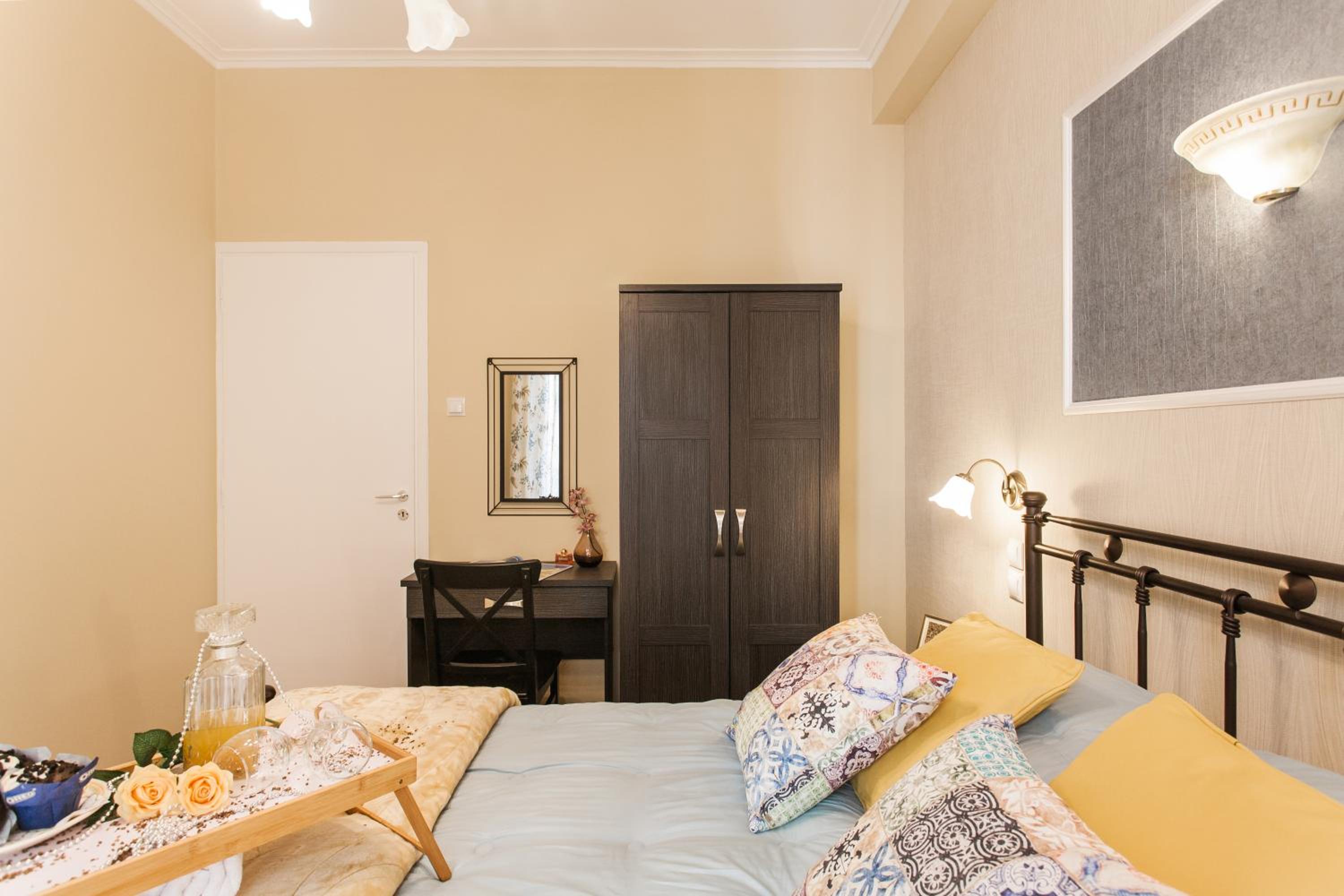 A Modern Antique Central 3 Bedroom Simple Apartment near to Acropolis
