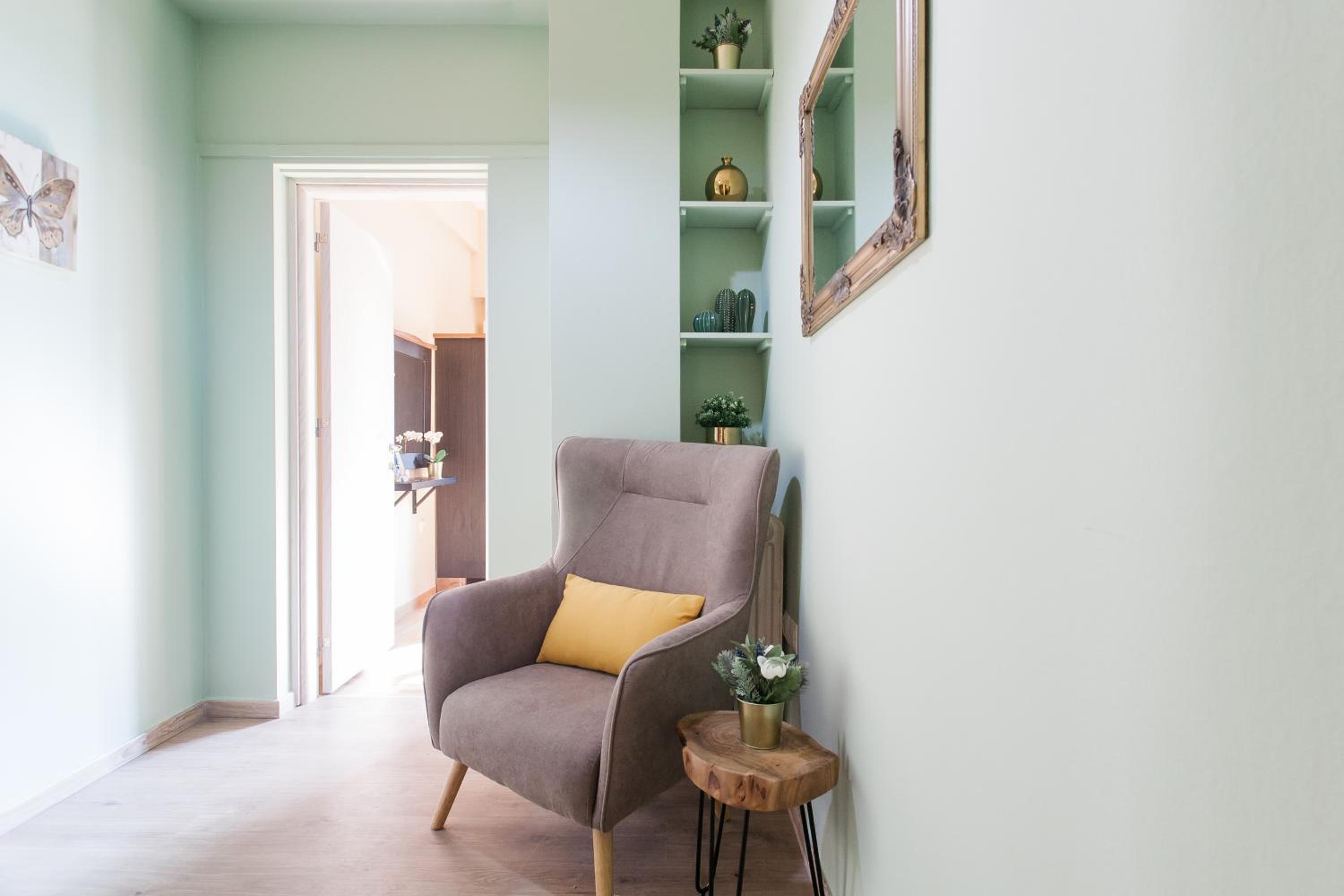 A Modern Antique Central 3 Bedroom Simple Apartment near to Acropolis