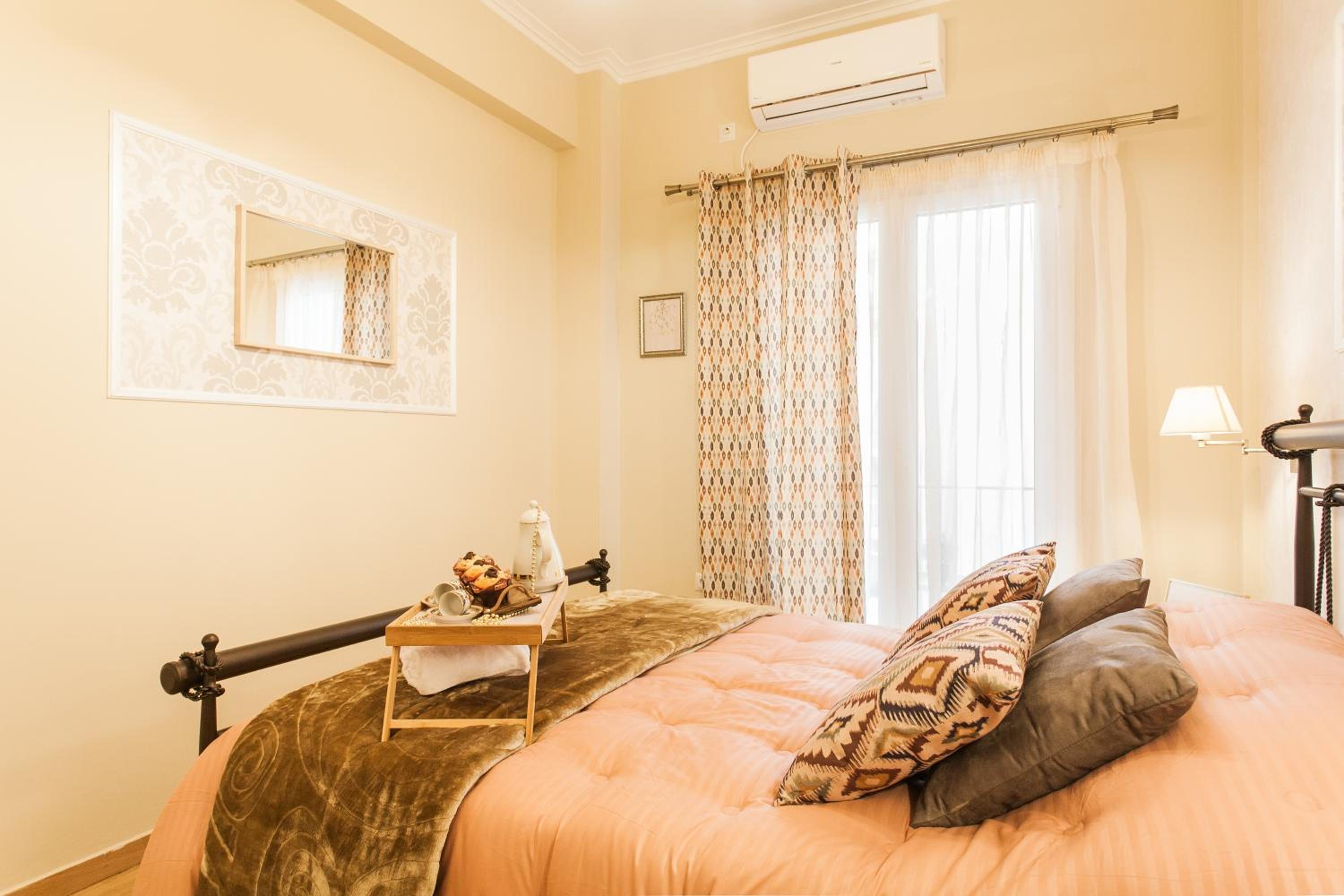 A Modern Antique Central 3 Bedroom Simple Apartment near to Acropolis