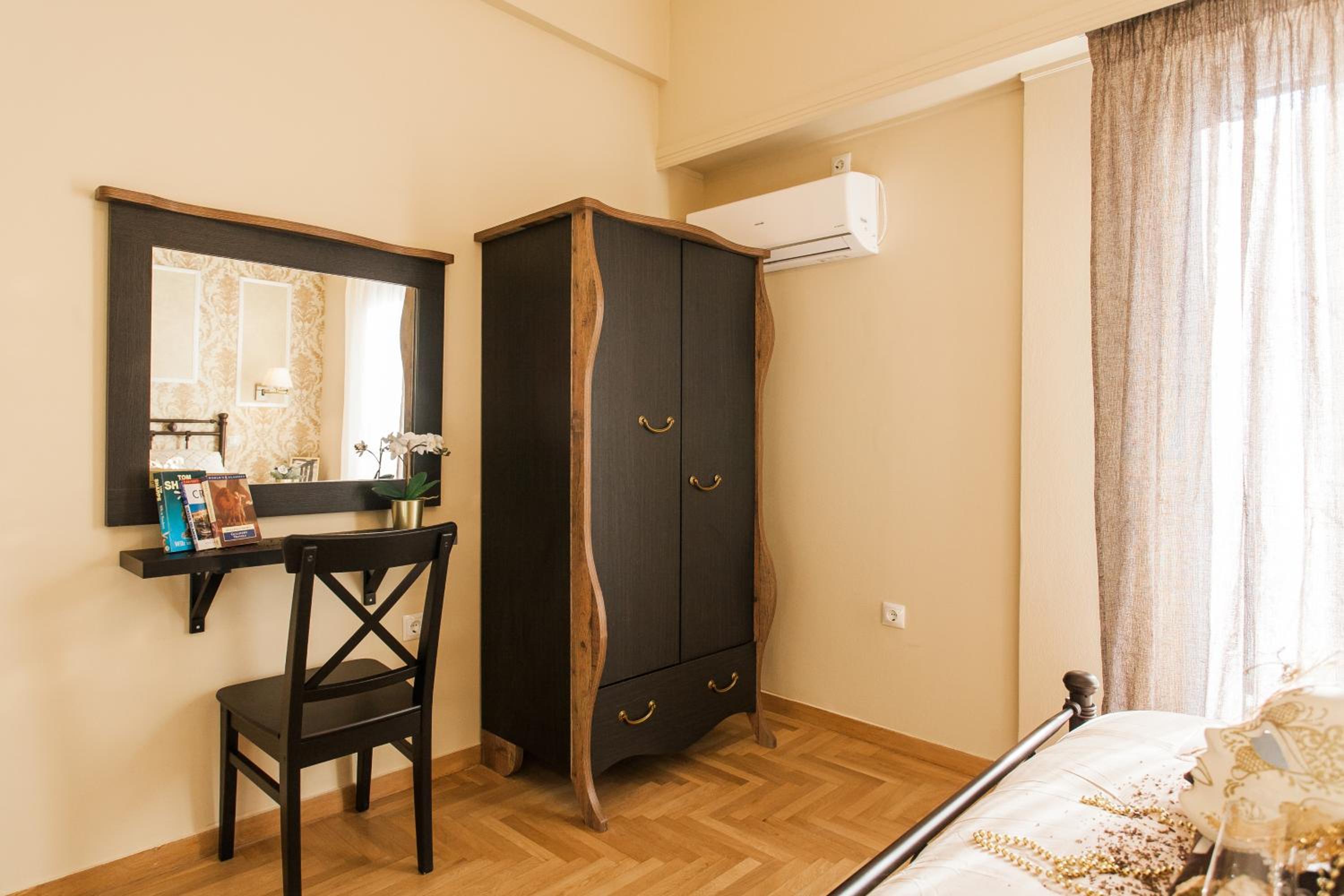 A Modern Antique Central 3 Bedroom Simple Apartment near to Acropolis